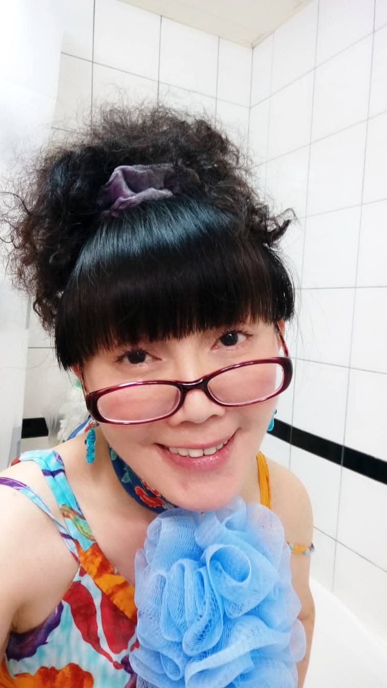 女星蔡閨形象活潑搞笑,卻曾發文透露自己有憂鬱症、恐慌症、纖維肌痛症、心律不整等疾病,1天須服用10幾種藥物。(蔡閨臉書)