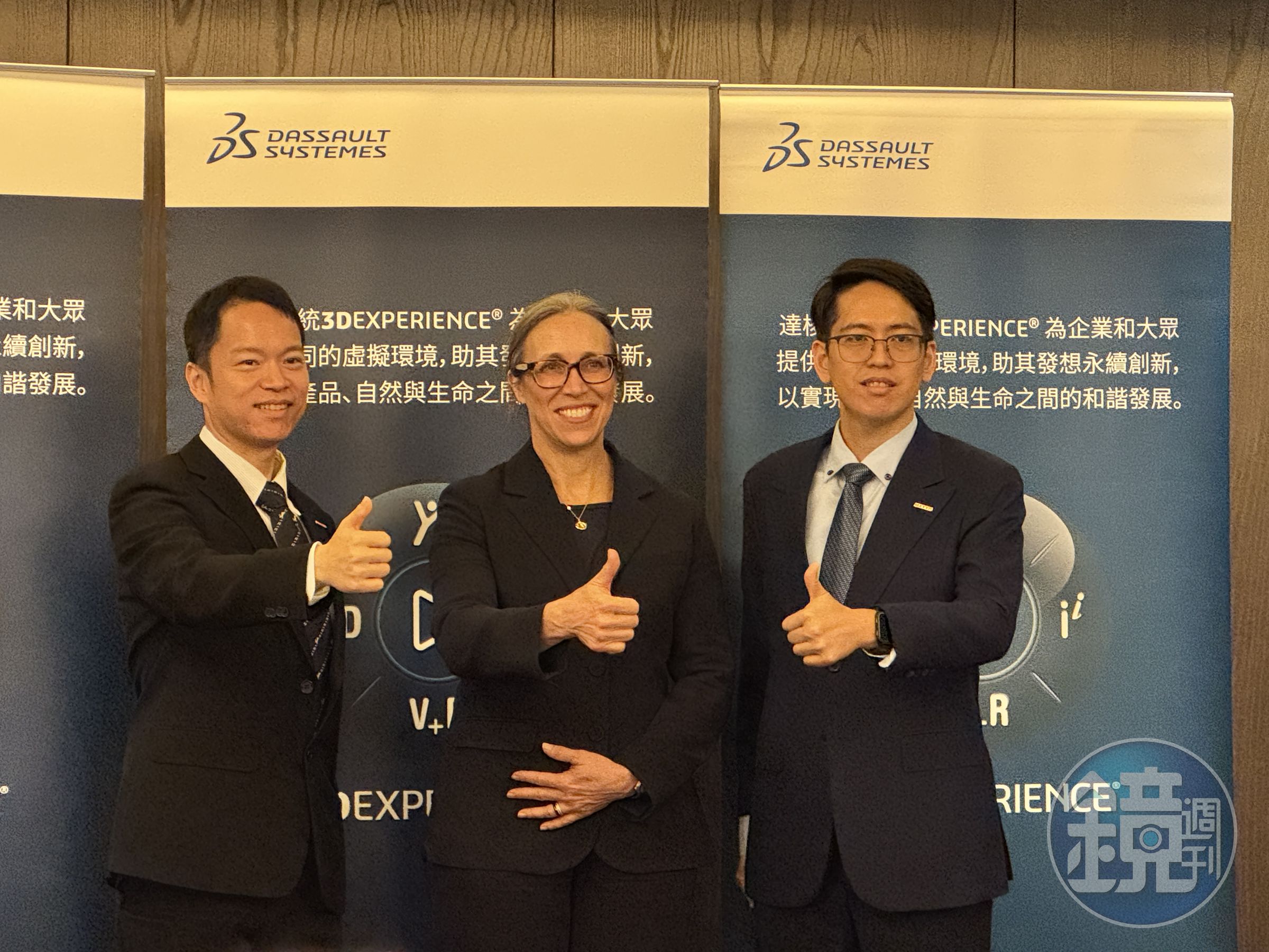 達梭系統SIMULIA執行長Michelle ASH(右2)與正新資訊長陳柏嘉(右1)、正新技術長陳秉豪(左1)分享合作案例。