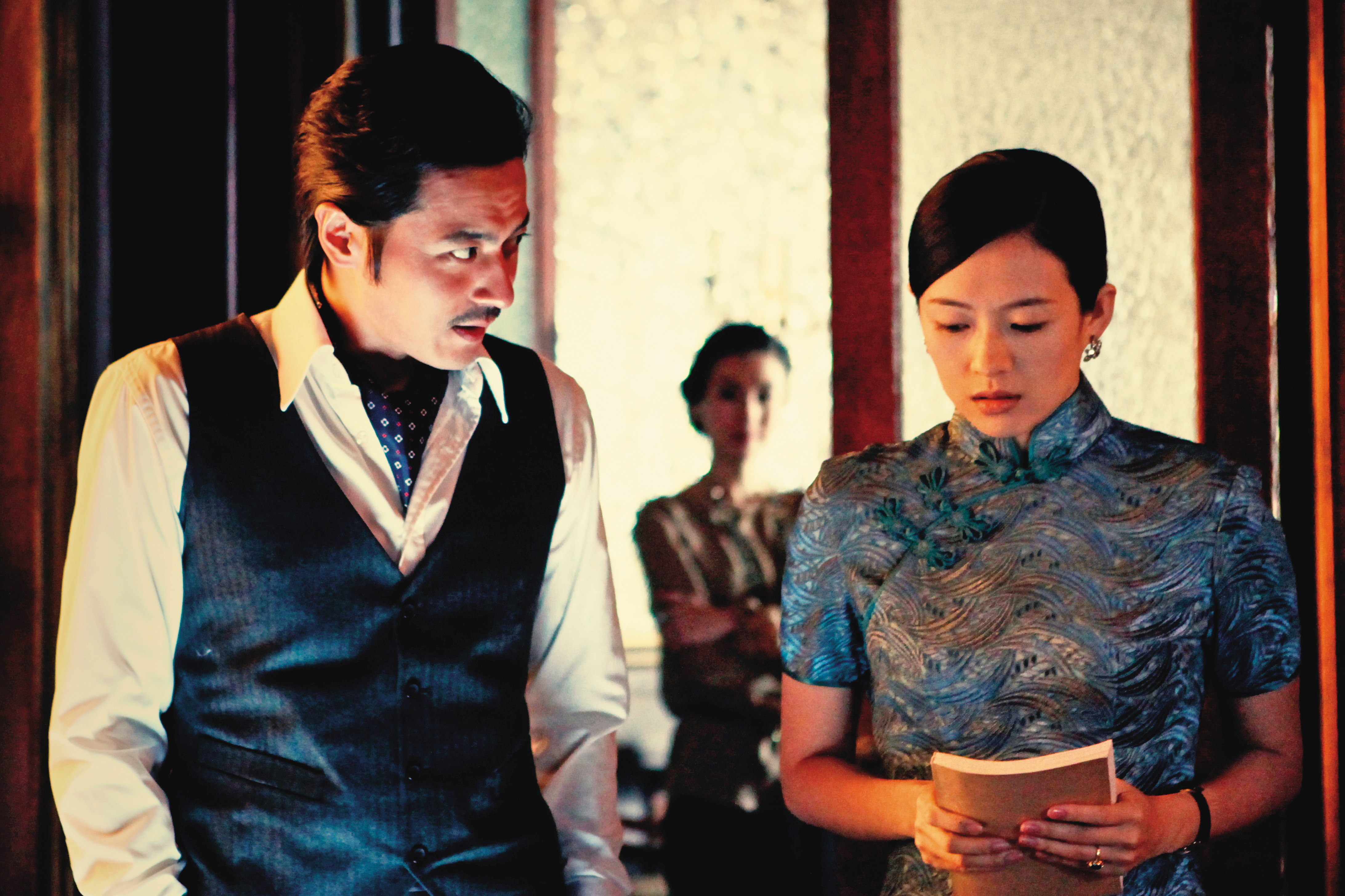 由張東健(左)與章子怡(右)主演的中韓合製電影《危險關係》以1930年代上海作為故事背景。(翻攝自KMDb)