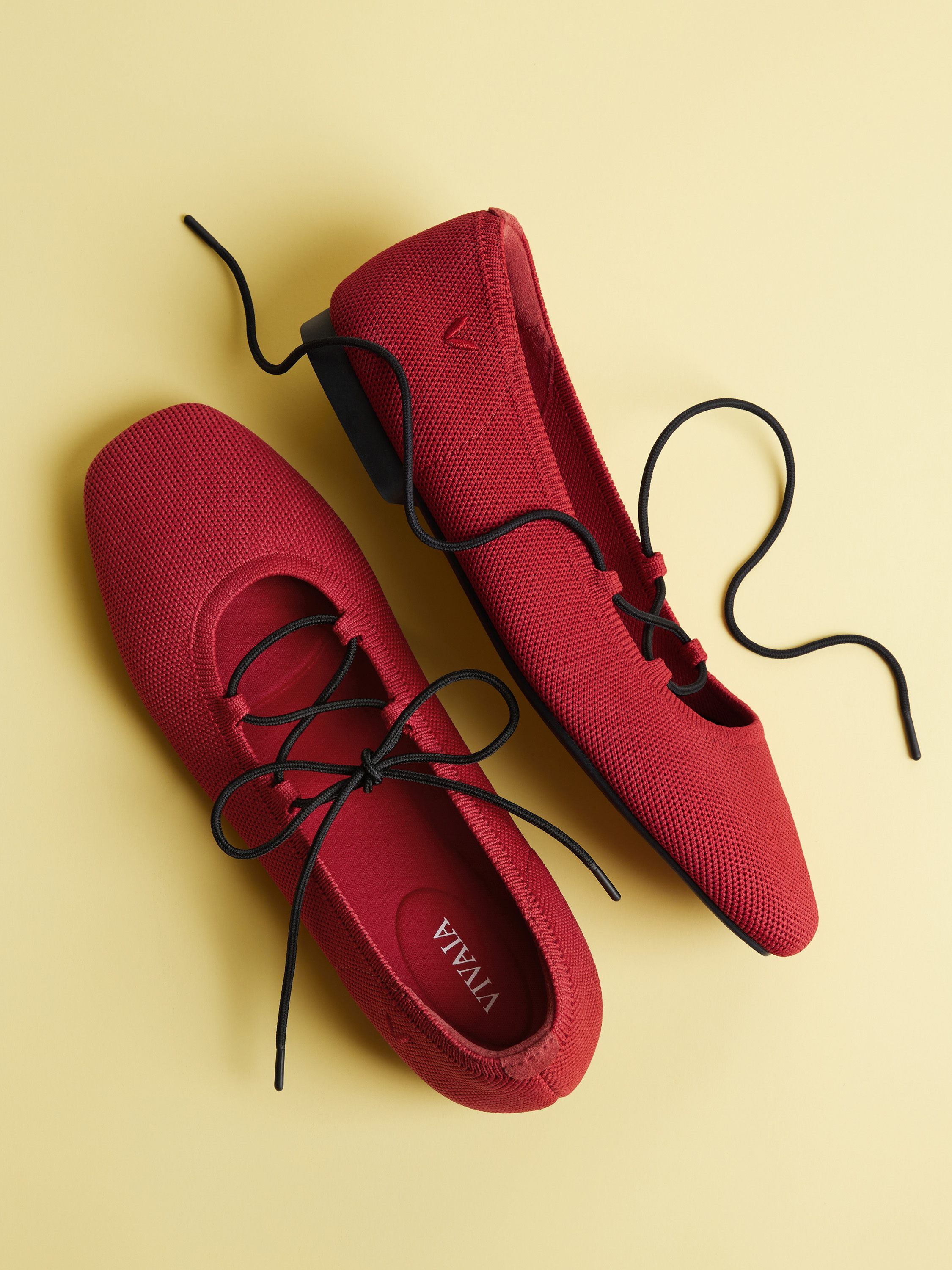 MILEY寶石紅綁帶瑪莉珍休閒鞋。NT$4,480（VIVAIA提供）