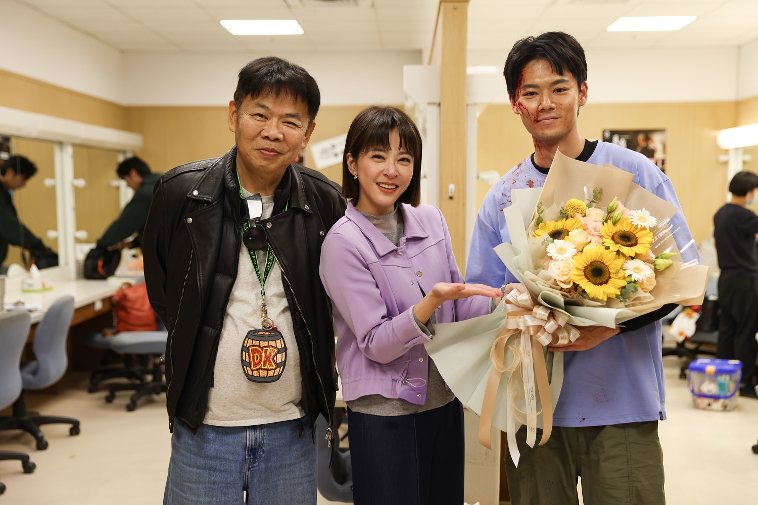 羅子惟正式殺青，導演馮凱、蘇晏霈送上祝福。（民視提供）