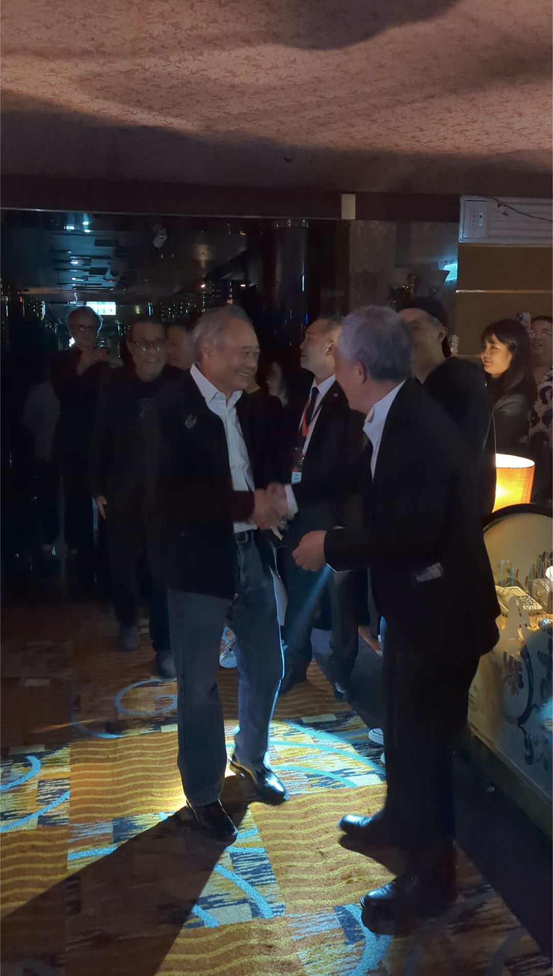 斯文害羞的李安與便服店酒家平日八桿子打不著，當他踏進酒店時，所有人列隊歡迎，他一到場就與忙著握手。