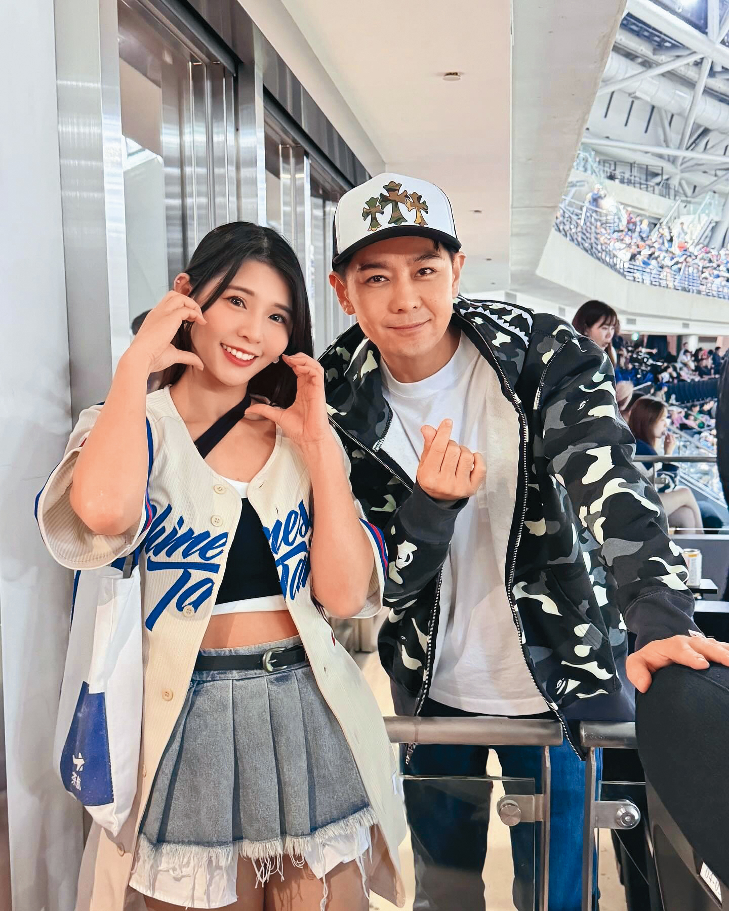 現任Rakuten Girls舞蹈總監的陸筱晴（左），入行多年，難得在球場遇上偶像林志穎（右）。（翻攝自陸筱晴IG）