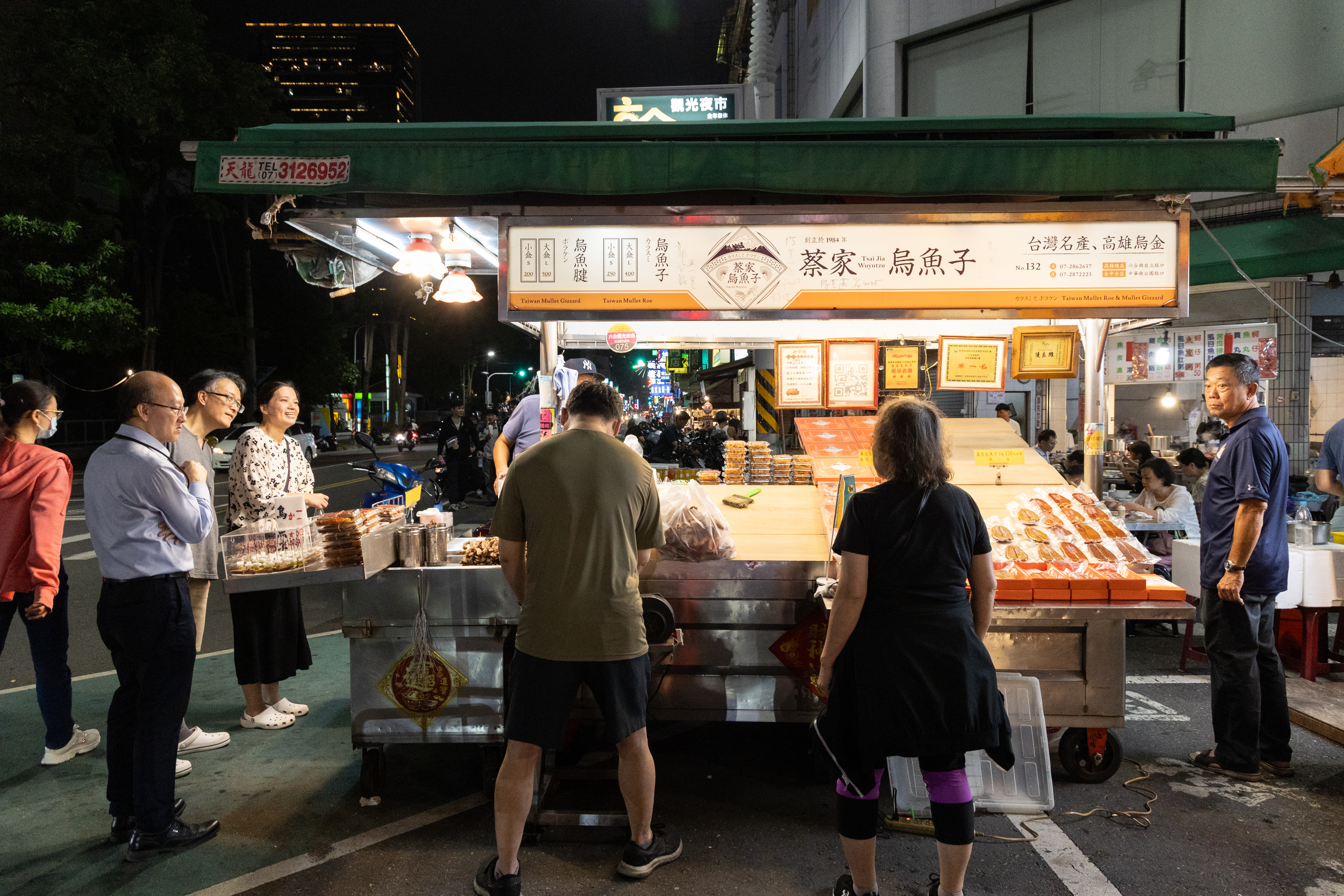 從六合觀光夜市成立就有的「蔡家烏魚子」，是很有名聲的老攤。