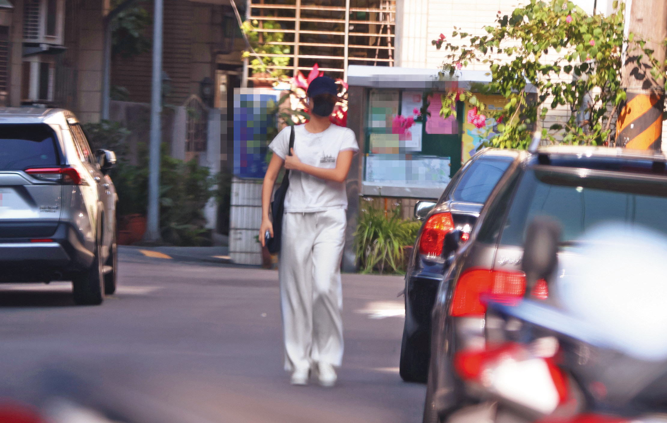 4/19 15：23 吳卓源現身住處，正是朱軒洋出入過夜的地方，不久前甚至傳兩人進入同居狀態。