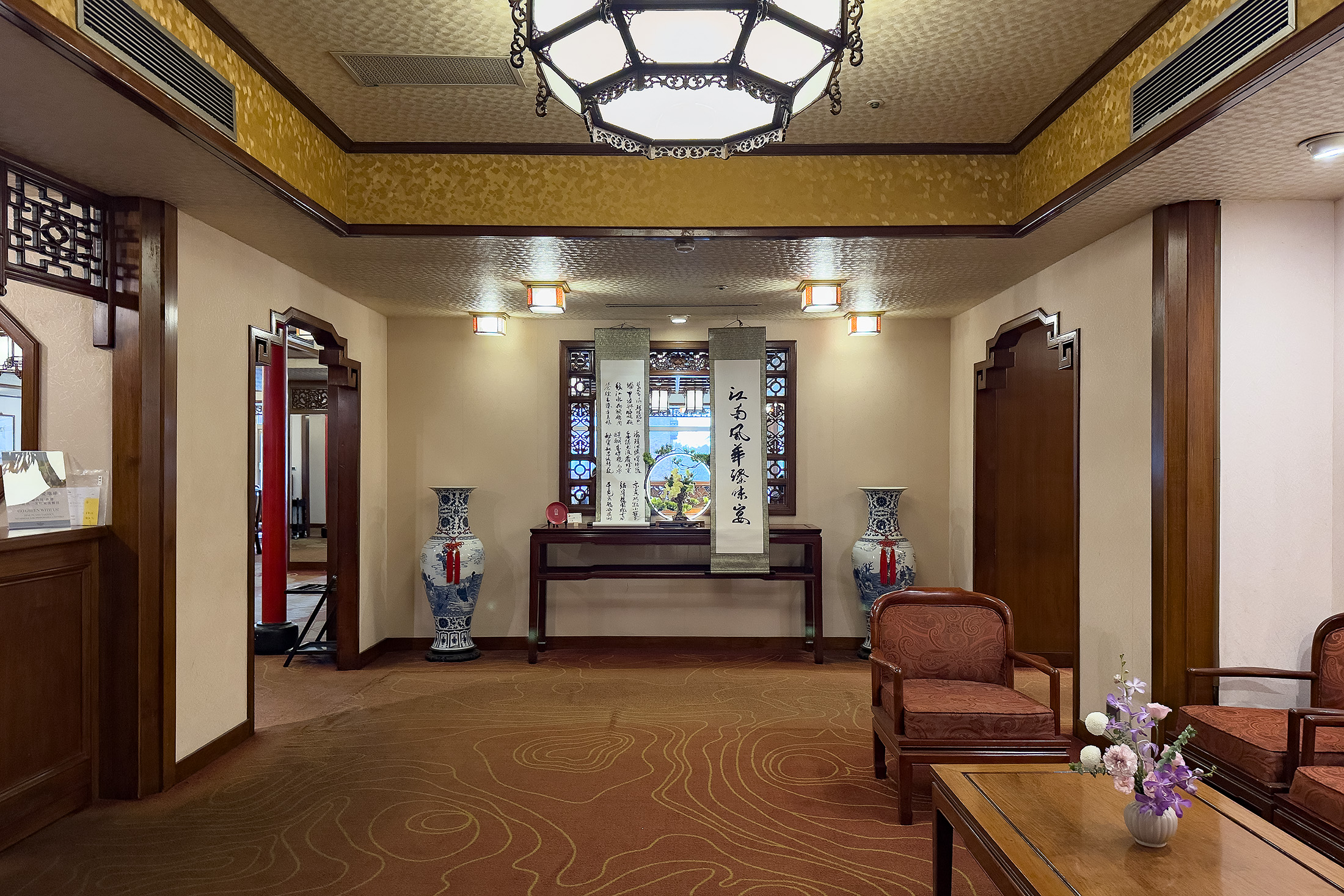 江南春餐廳的空間以傳統中式風格裝潢，營造出古色古香的用餐氛圍。