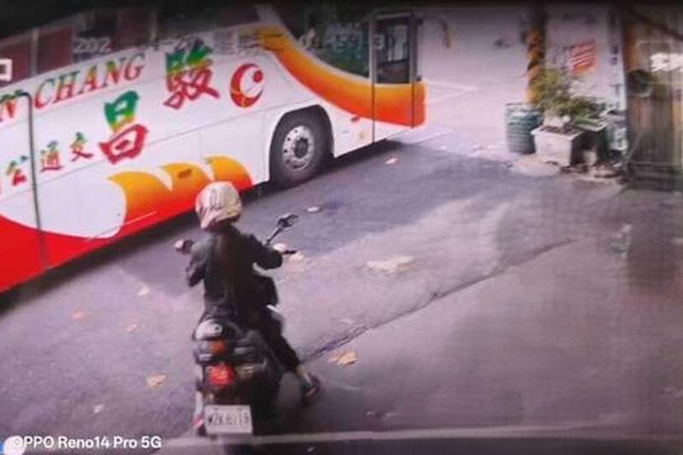 鄭姓女警不幸身亡，路邊疑似違停的校車駕駛在警方調查後也被列為關係人。（翻攝畫面）