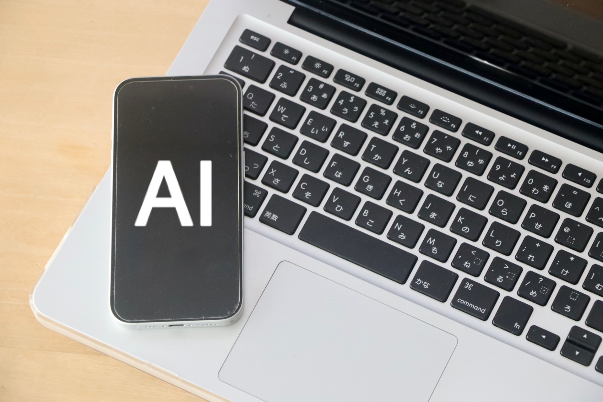 一名女網友轉職後急需訂閱AI工具，詢問該選ChatGPT還是Gemini？不少人反而推薦Claude適合「深度工作」使用。（翻攝自PhotoAC圖庫）