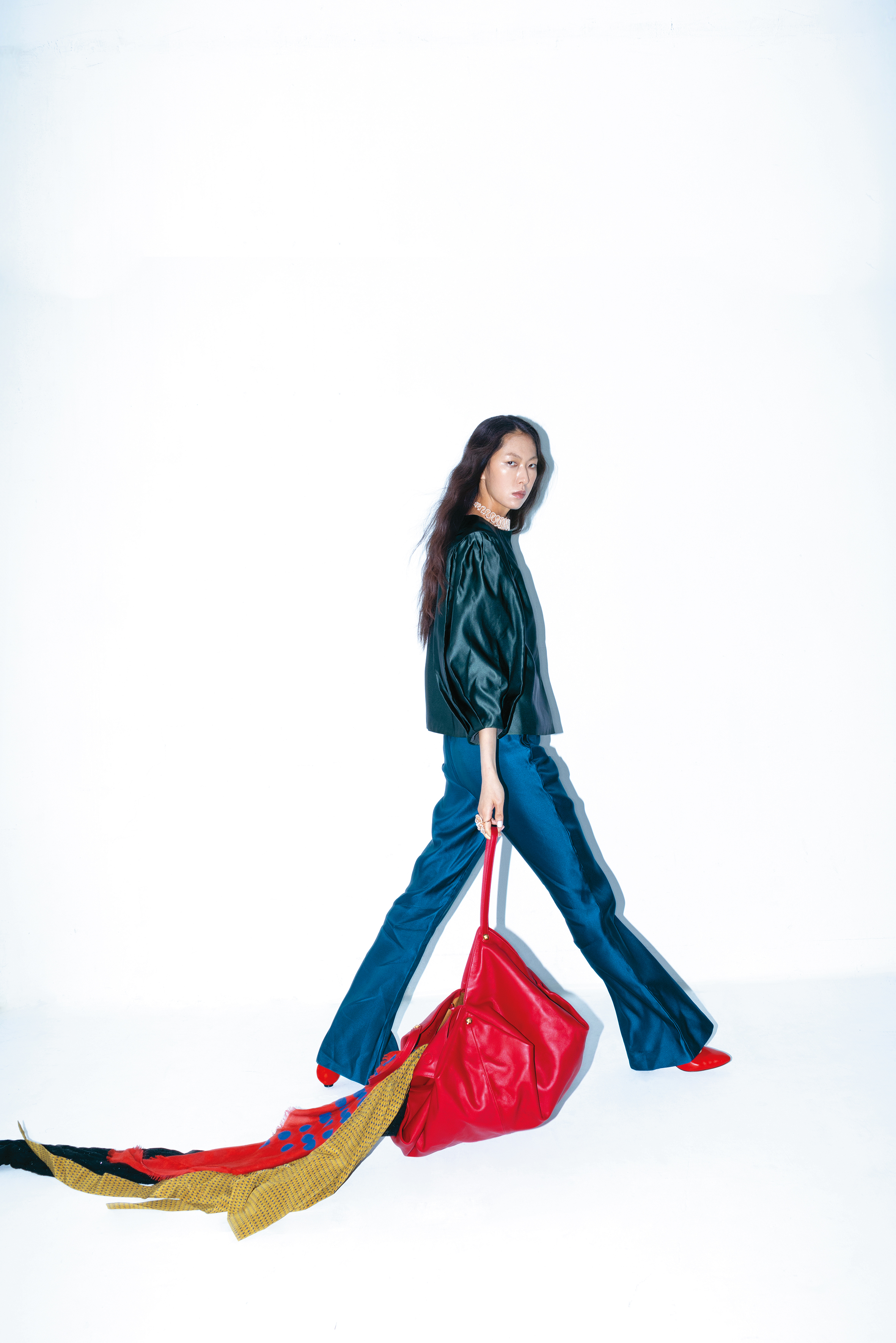 紅色Protea單肩包 NT$78,500 by VERSACE、綠色緞面上衣 NT$93,400 by FENDI、藍色緞面長褲 NT$86,000 by FENDI、Gwen紅色高跟鞋 NT$33,900 by FERRAGAMO、玫瑰金領片式項鍊 NT$180,000 by Dior、玫瑰金花形戒指 NT$20,000 by Dior