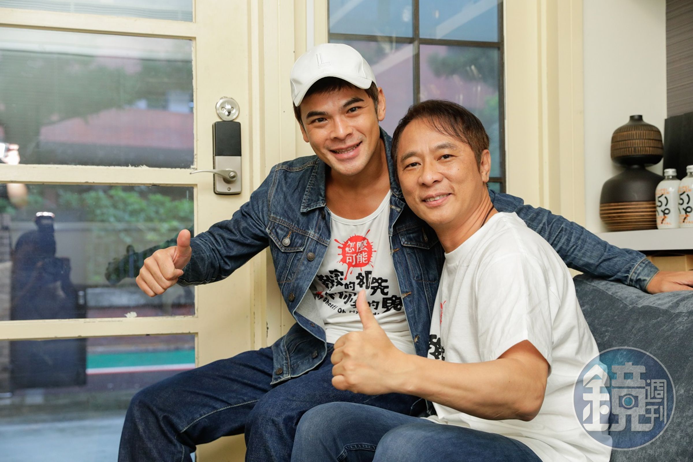 身兼編、導、演三職的蘇達(左)在監製梁宏志(右)力挺下,完成首部電影《怎麼可能我家的祖先是你家的鬼》。