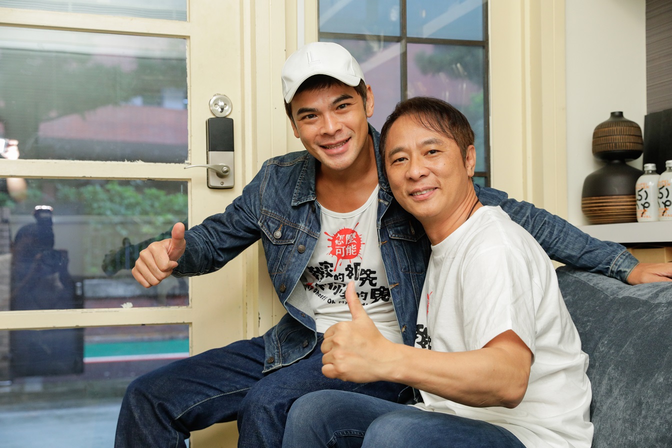 身兼編、導、演三職的蘇達（左）在監製梁宏志（右）力挺下，完成首部電影《怎麼可能我家的祖先是你家的鬼》。