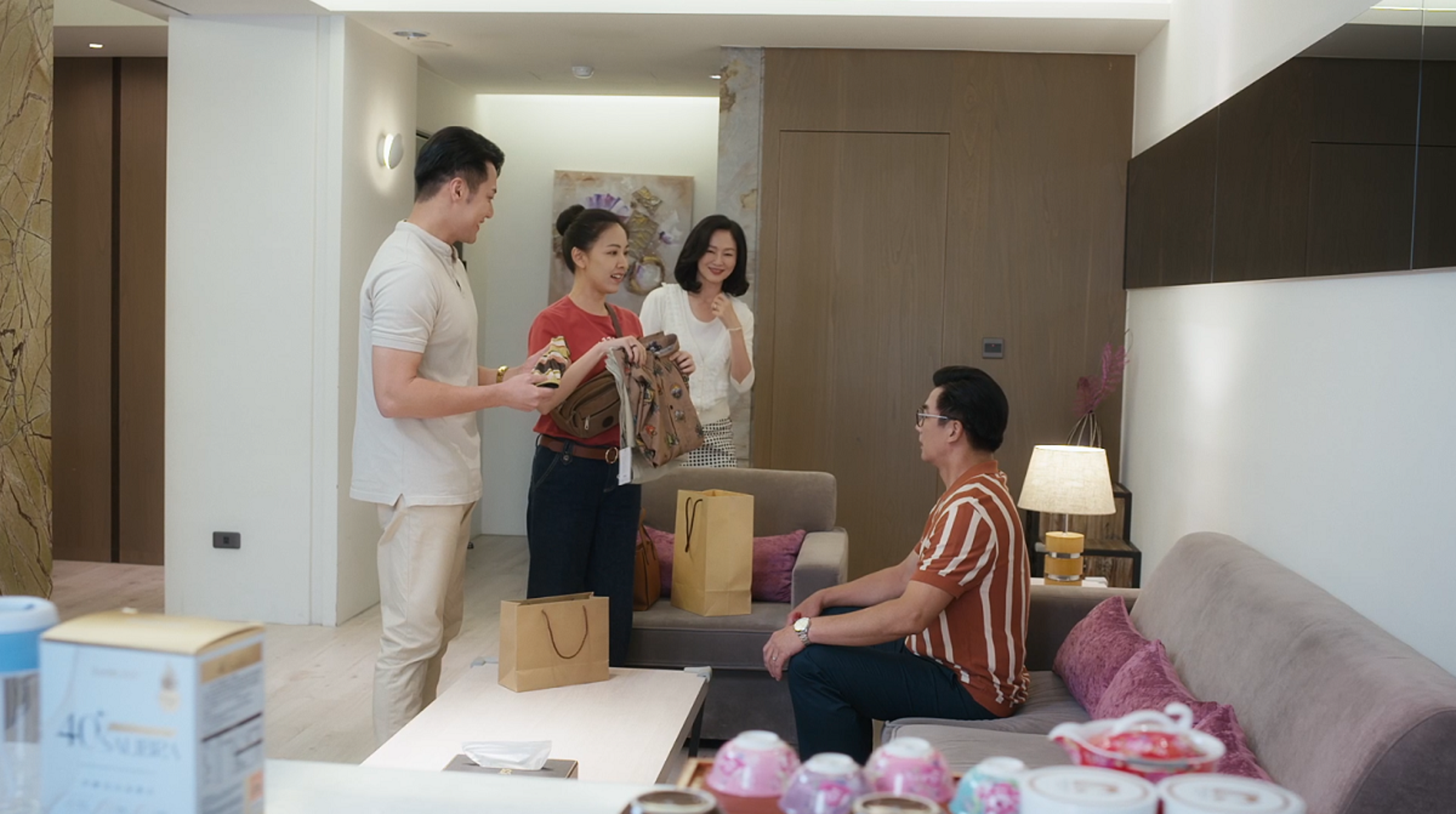 林玟誼親手做禮物給《阿叔》劇中生父伊正。（華視提供）