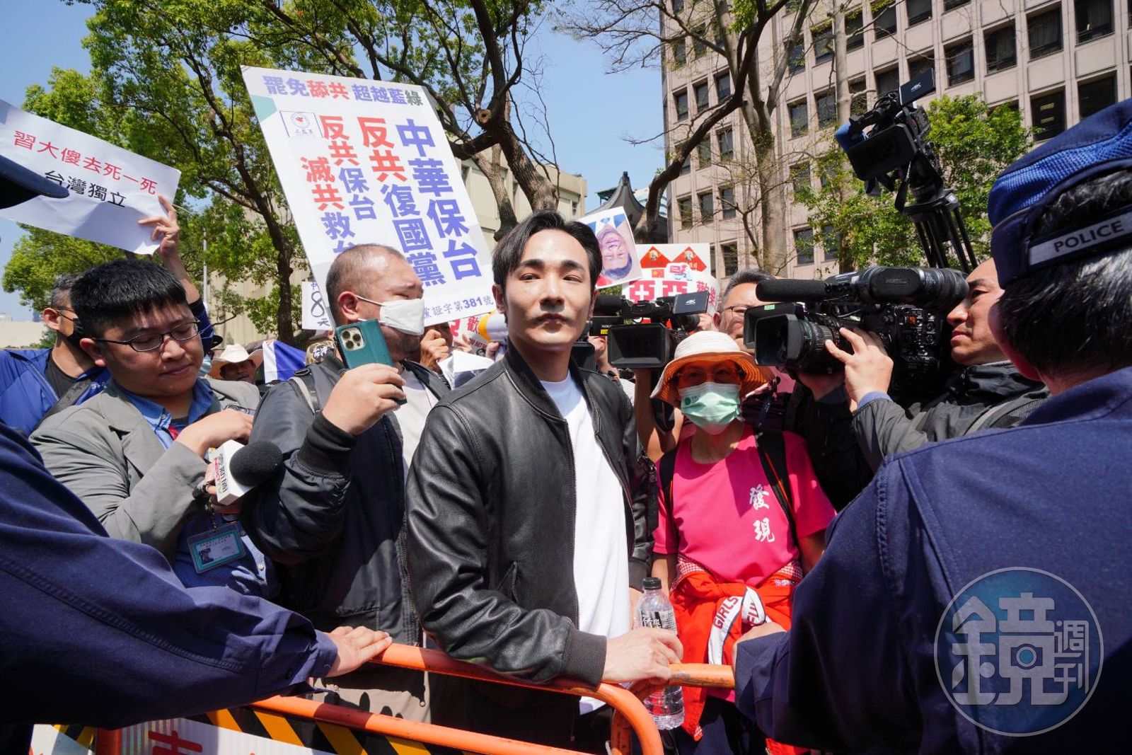 八炯也到現場抗議亞亞。