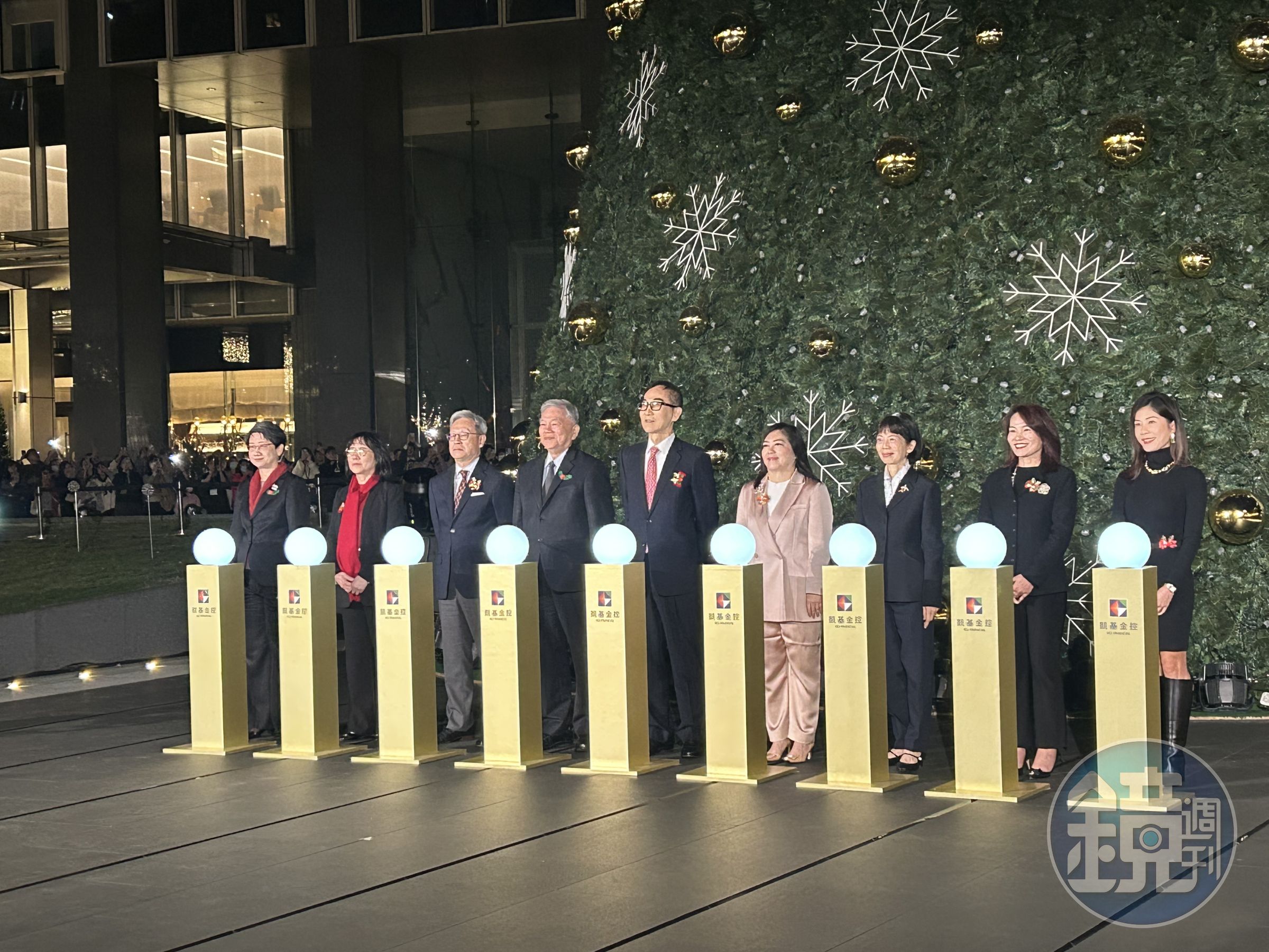 凱基金控董事長王銘陽率領一級主管參與耶誕點燈儀式。