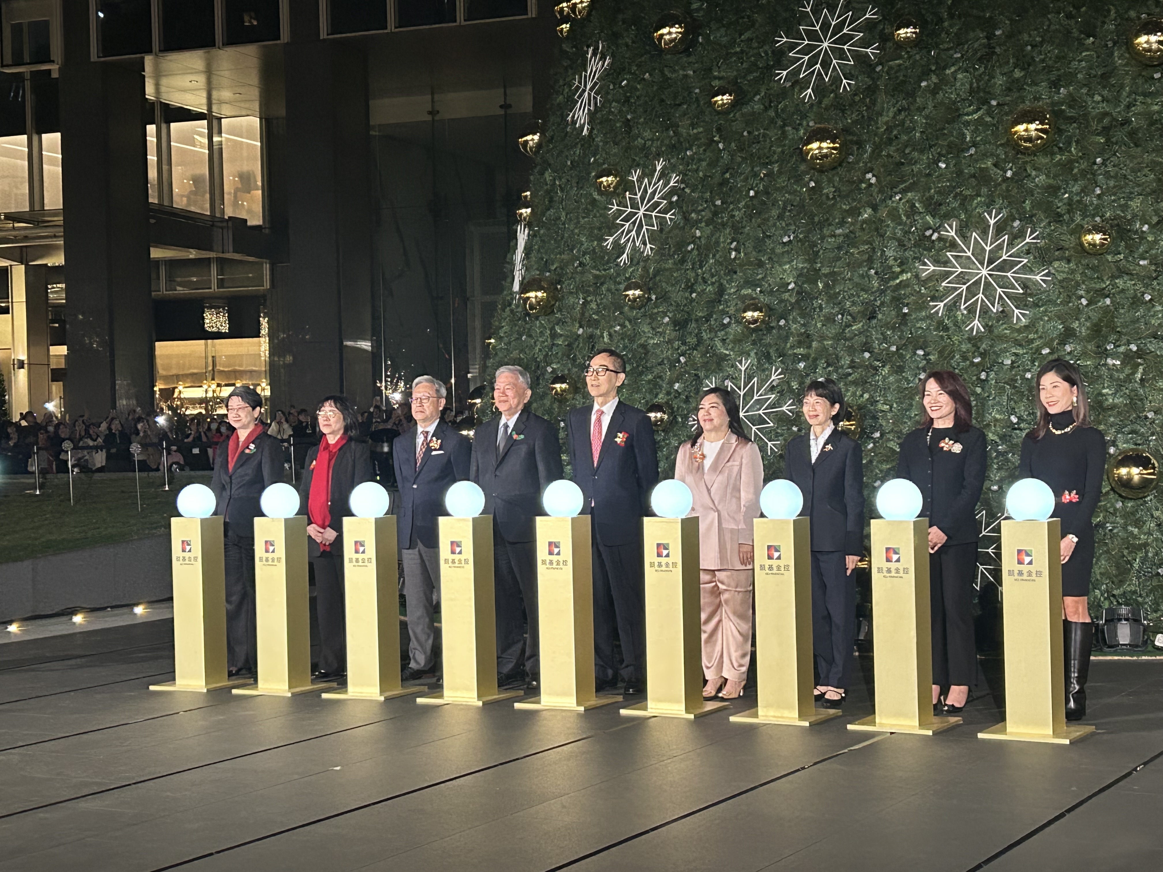 凱基金控董事長王銘陽率領一級主管參與耶誕點燈儀式。