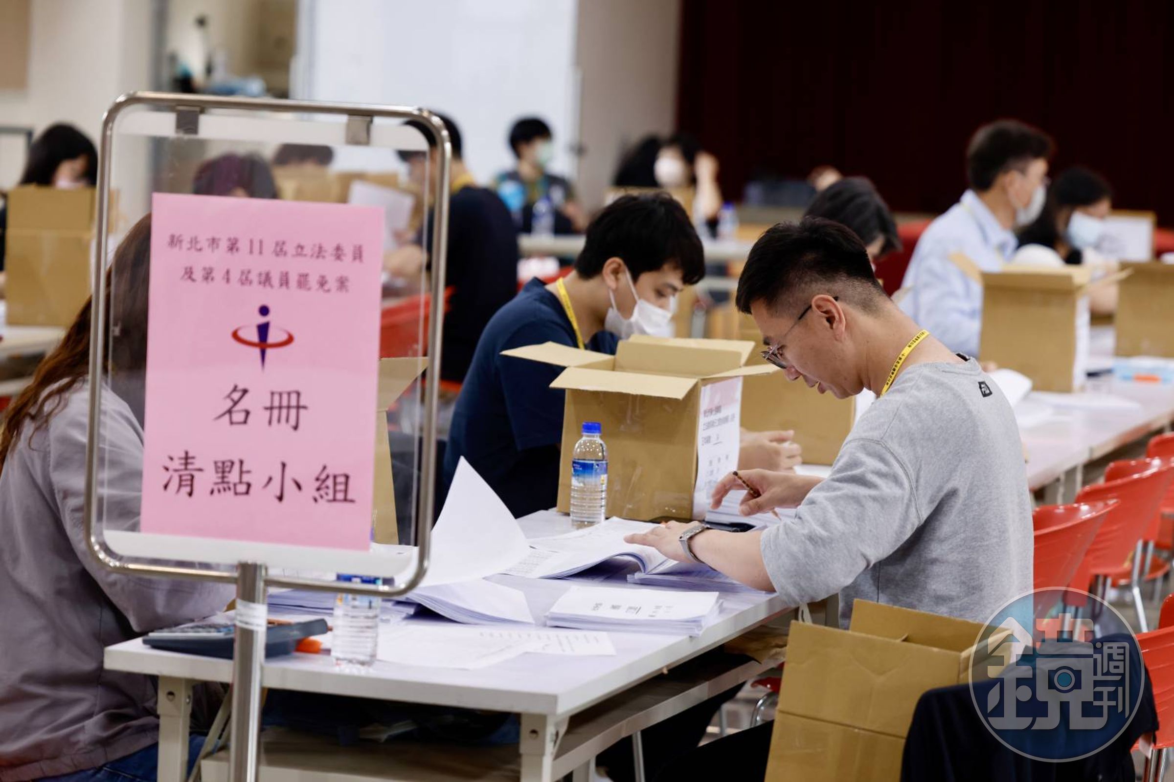 新北選委會清點葉元之罷免案的二階連署書。