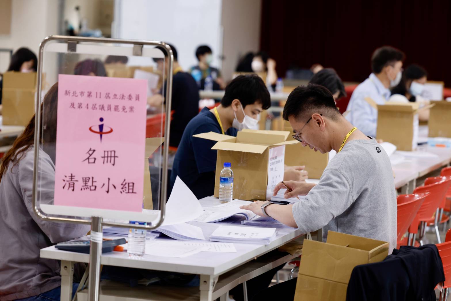 新北選委會清點葉元之罷免案的二階連署書。
