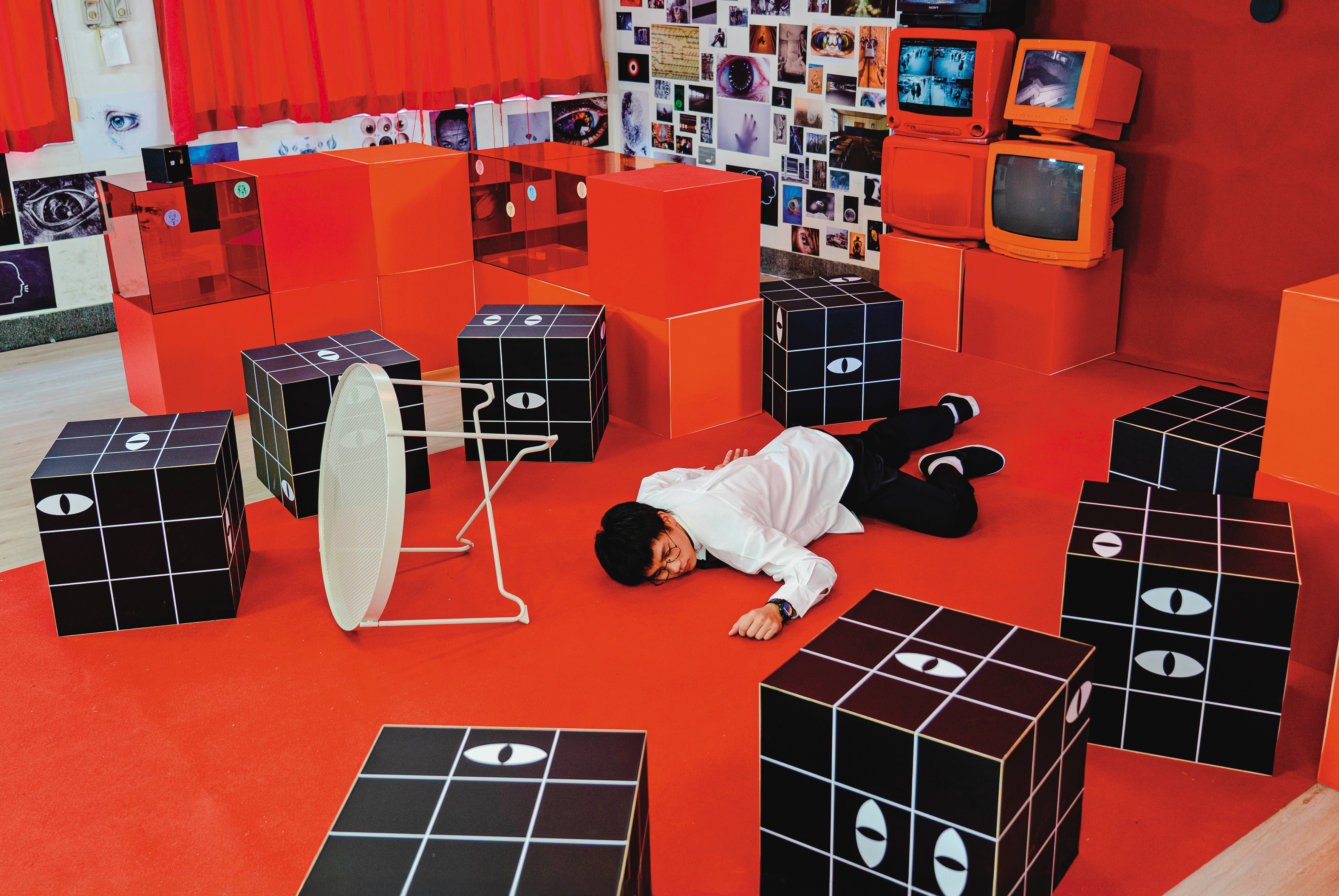 《成仁高中偵探社》將校園打造成充滿情境氛圍的空間。（小公視提供）