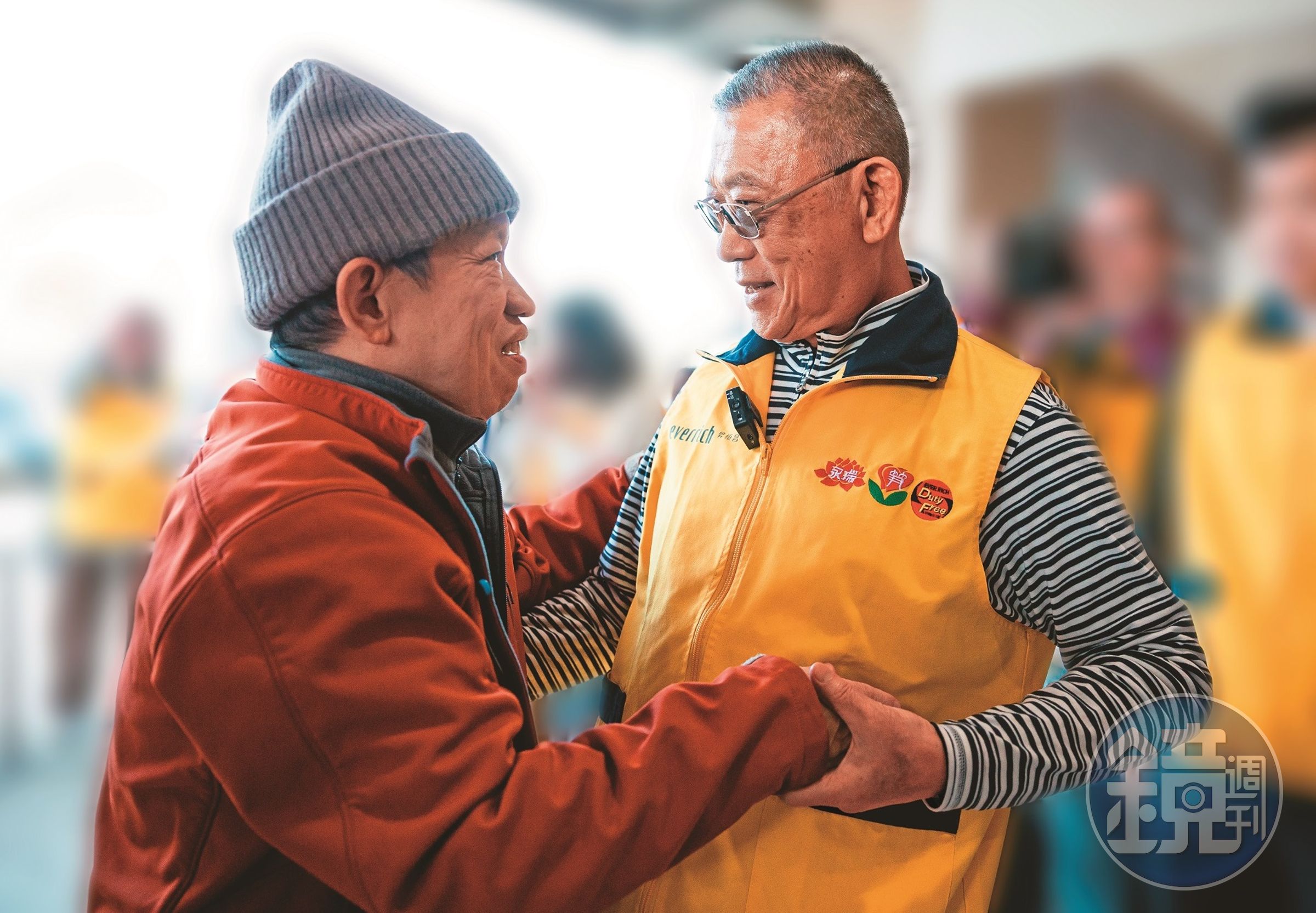昇恆昌董事長江松樺擁抱教養院的院生,用真誠互動、噓寒問暖,將真心關懷的那份心意傳遞出去。(攝影組)