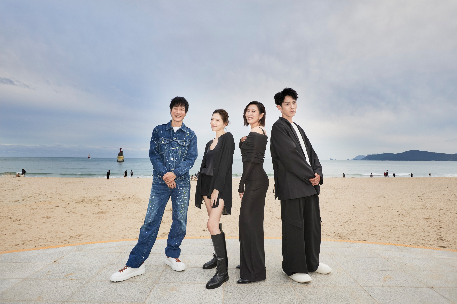 薛仕凌（左起）、許瑋甯、劉品言、柯震東齊聚釜山的海雲台海灘拍照。（文策院提供）