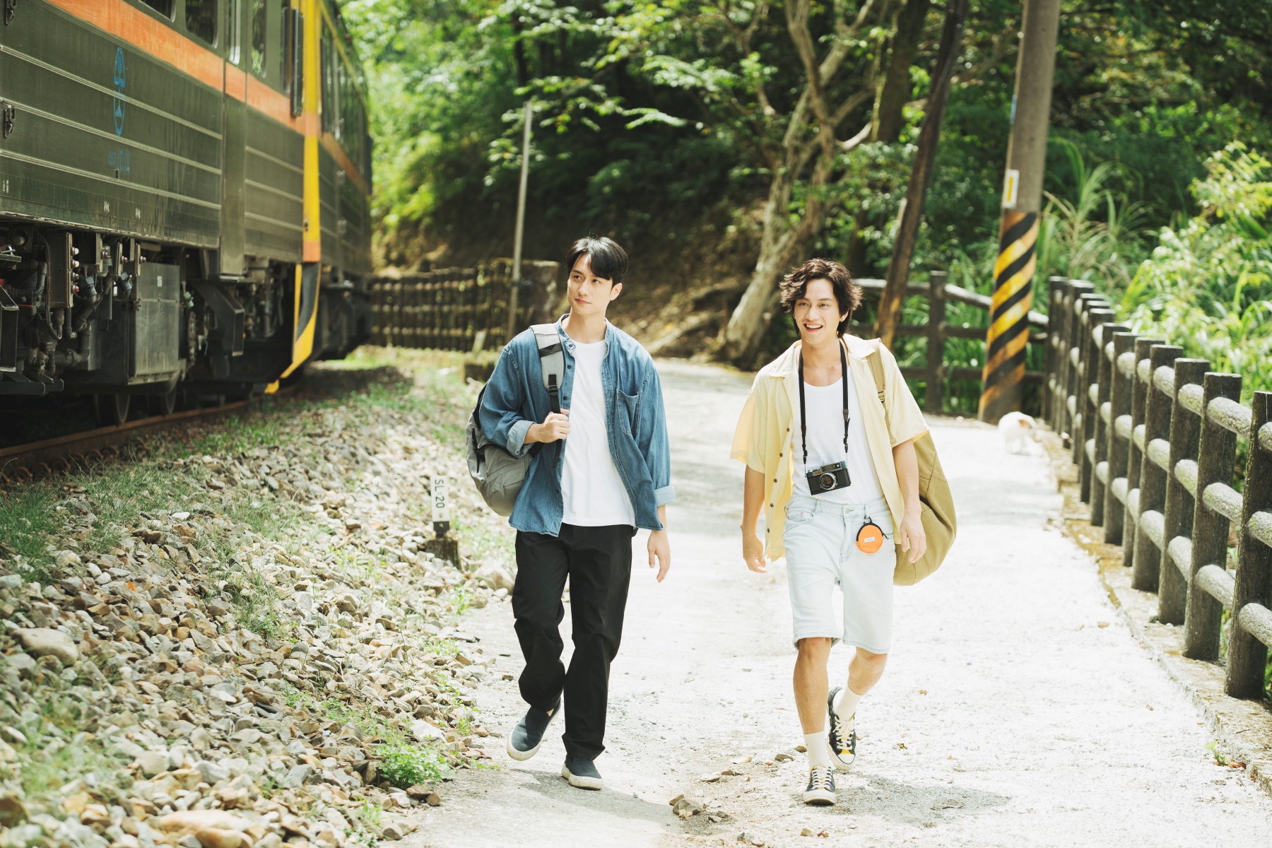 電影裡范少勳（右）與劉俊謙（左）的緣份繫絆，隨張國榮演唱的〈春夏秋冬〉歌詞表露無遺。（抓馬文化提供）