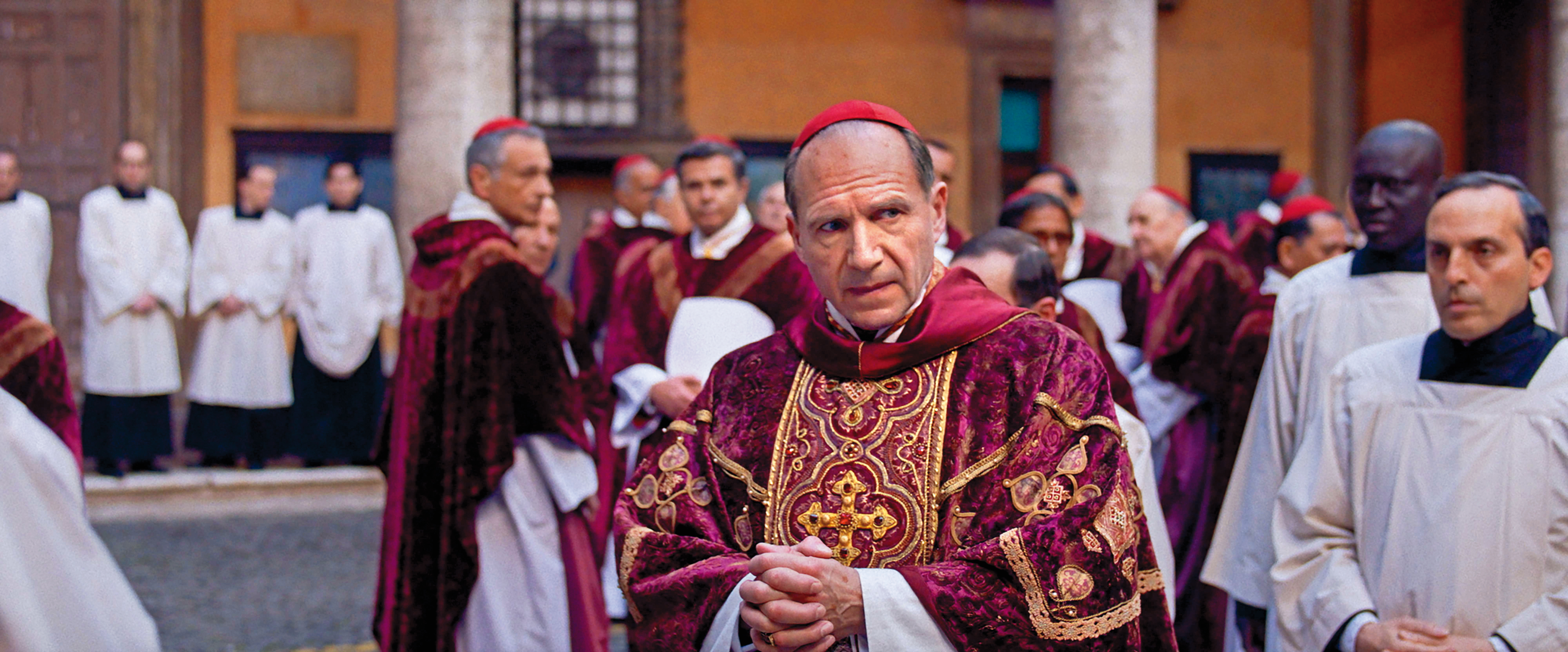 紅衣主教勞倫斯受命領導世界上最祕密、最古老、選出新教宗的會議，卻發現自己置身陰謀中心。（傳影互動提供）