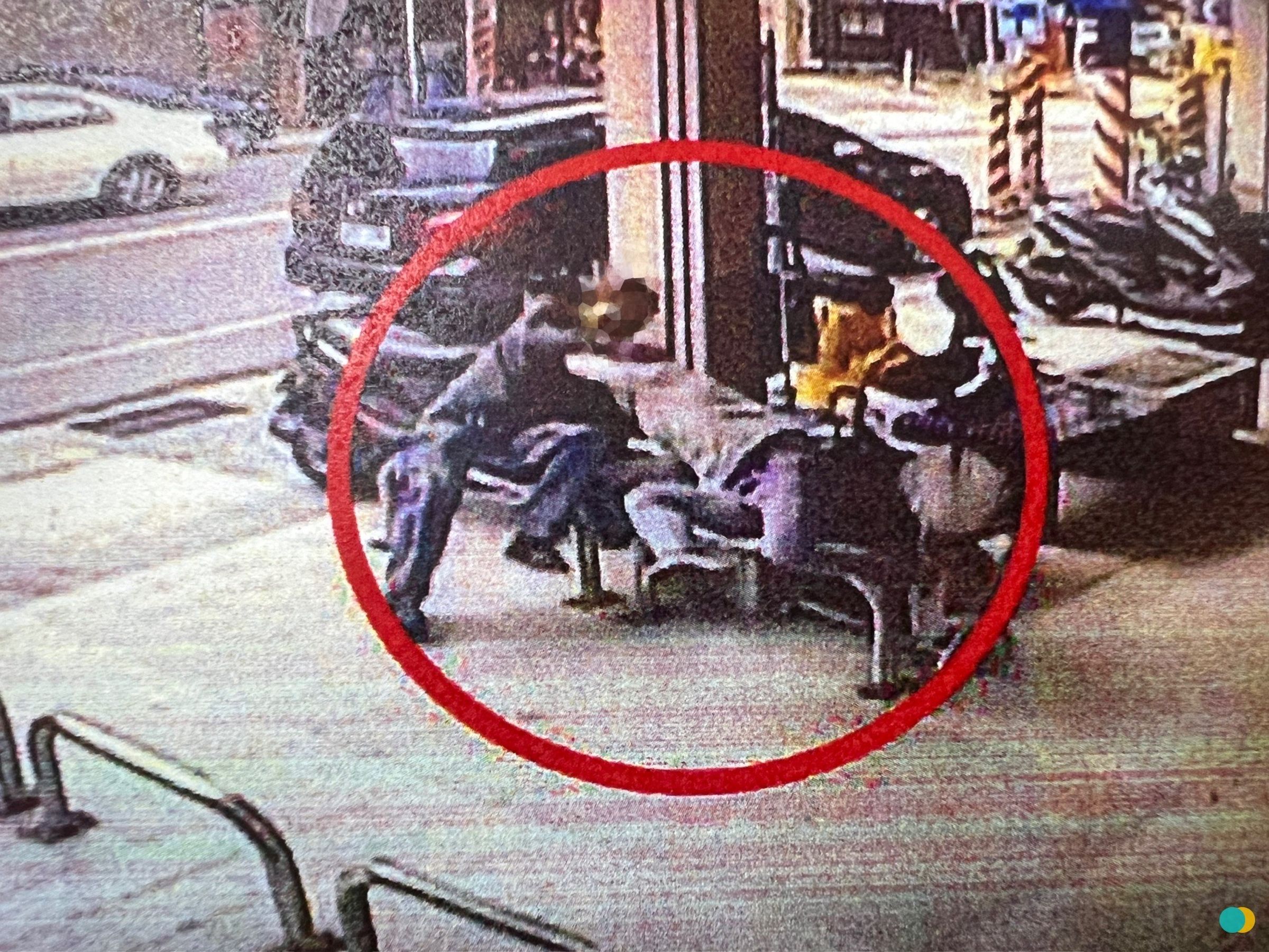 2人扭打在地。(翻攝畫面)