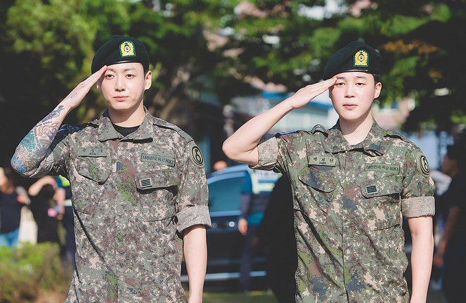 BTS成員Jungkook（左）昨日（11日）與Jimin歡喜退伍，沒想到遇到私生飯試圖進入他家。（翻攝Jungkook X）