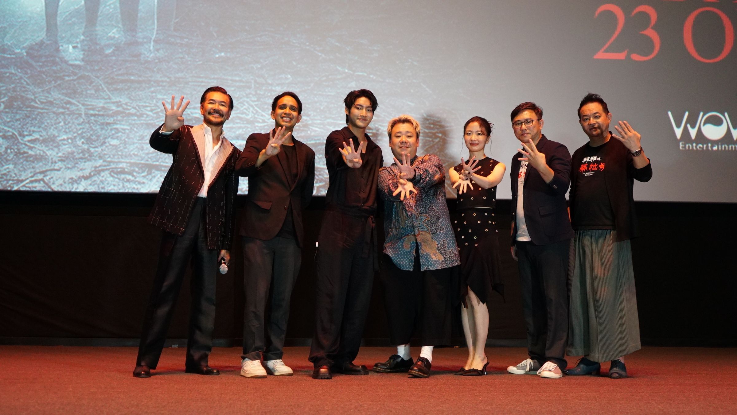 《粽邪4：坤蒂拉娜》前進印尼宣傳，監製鄒介中（左起）、導演廖士涵、演員許安植、劉國劭、胡語恆與印尼演員Ferry Salim、Andovi da Lopez齊聚雅加達首映會，許安植（右三）以流利印尼語自我介紹，炒熱現場氣氛。（華影提供）