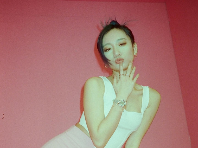 「鄉民老婆」吳卓源河濱公園與有女友的朱軒洋幽會、激情擁吻，引發外界質疑介入他人感情。（翻攝自吳卓源臉書）