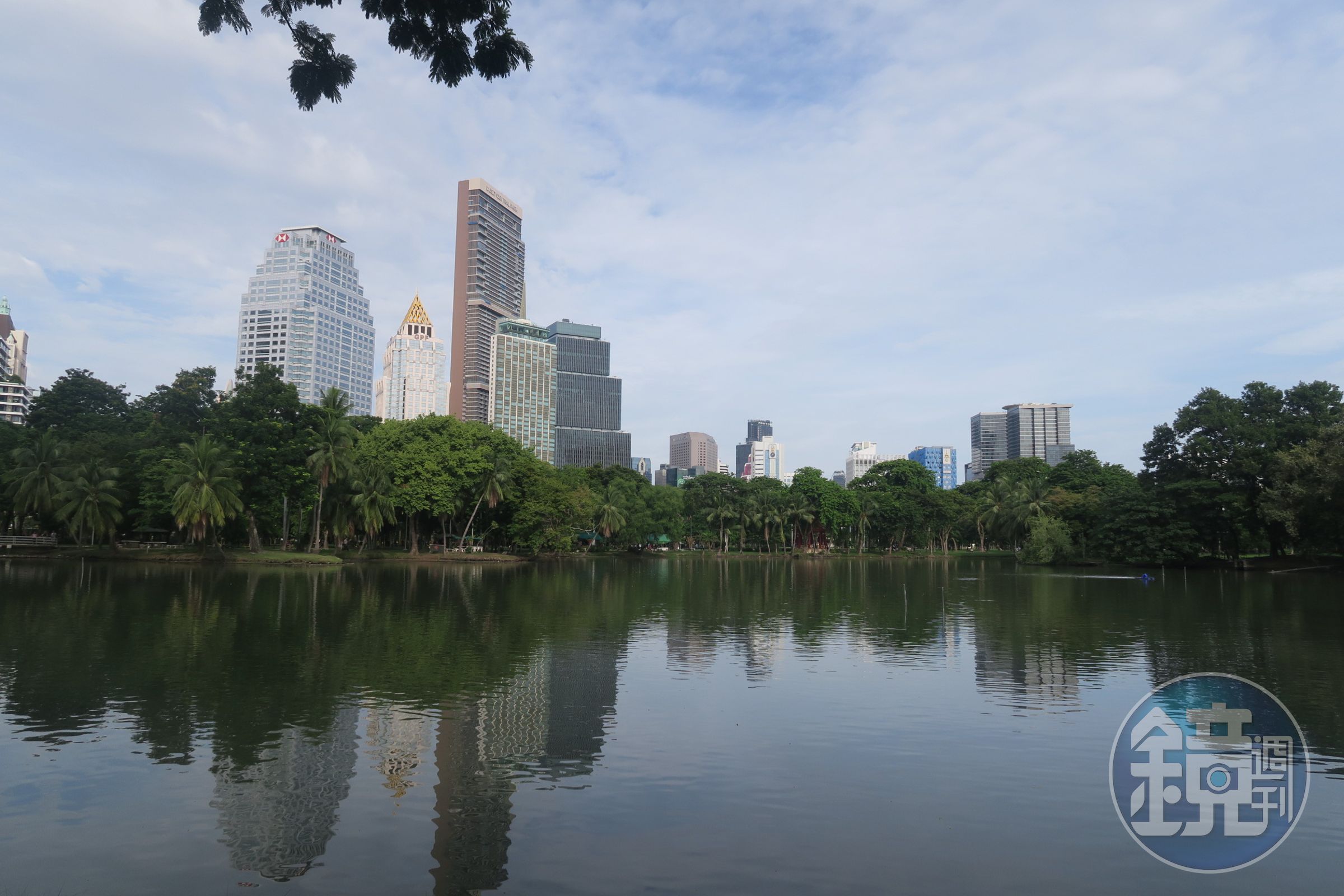 倫披尼公園中有一座巨大的人工湖。