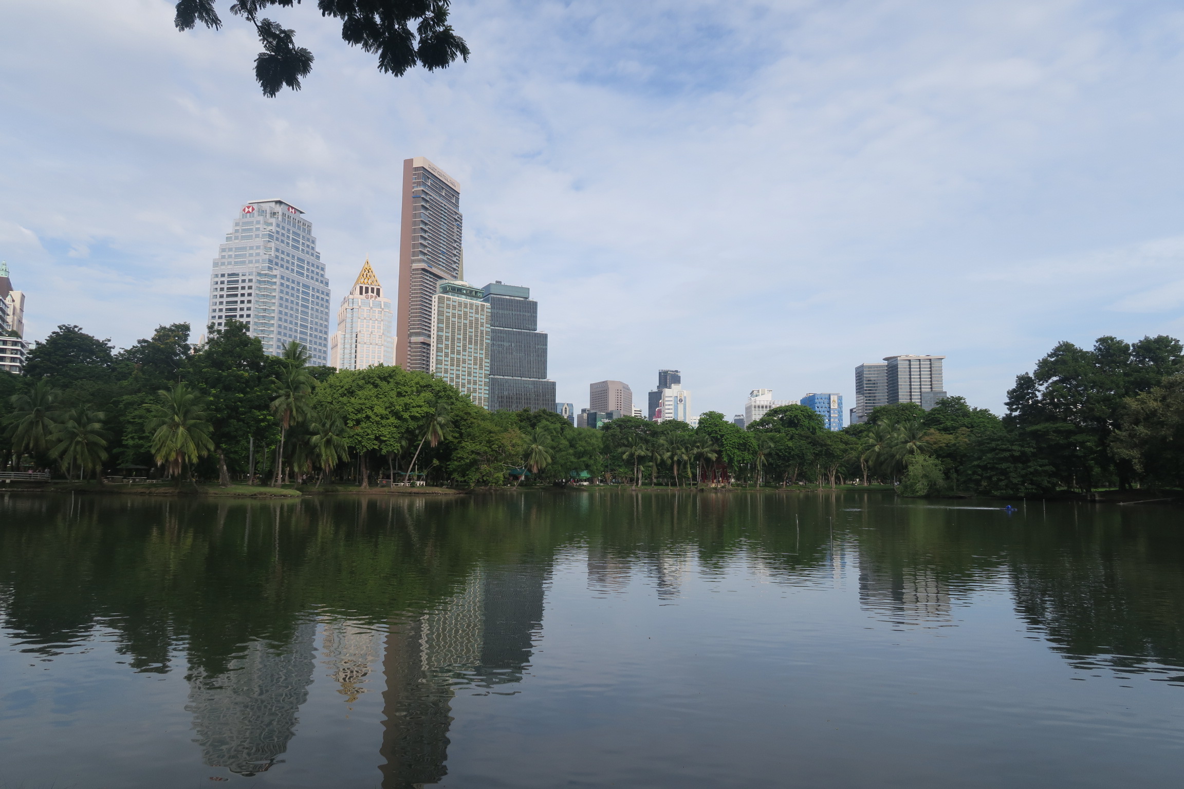 倫披尼公園中有一座巨大的人工湖。