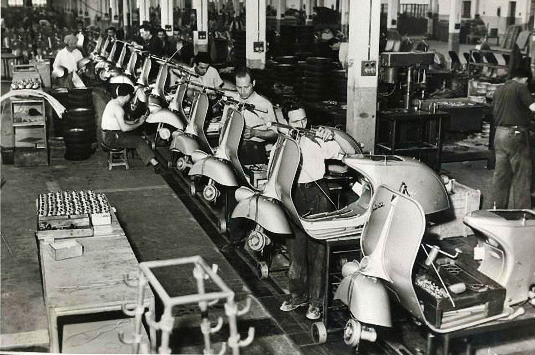 1946年，Vespa 98於Pontedera廠誕生，象徵義大利戰後重建起點。
