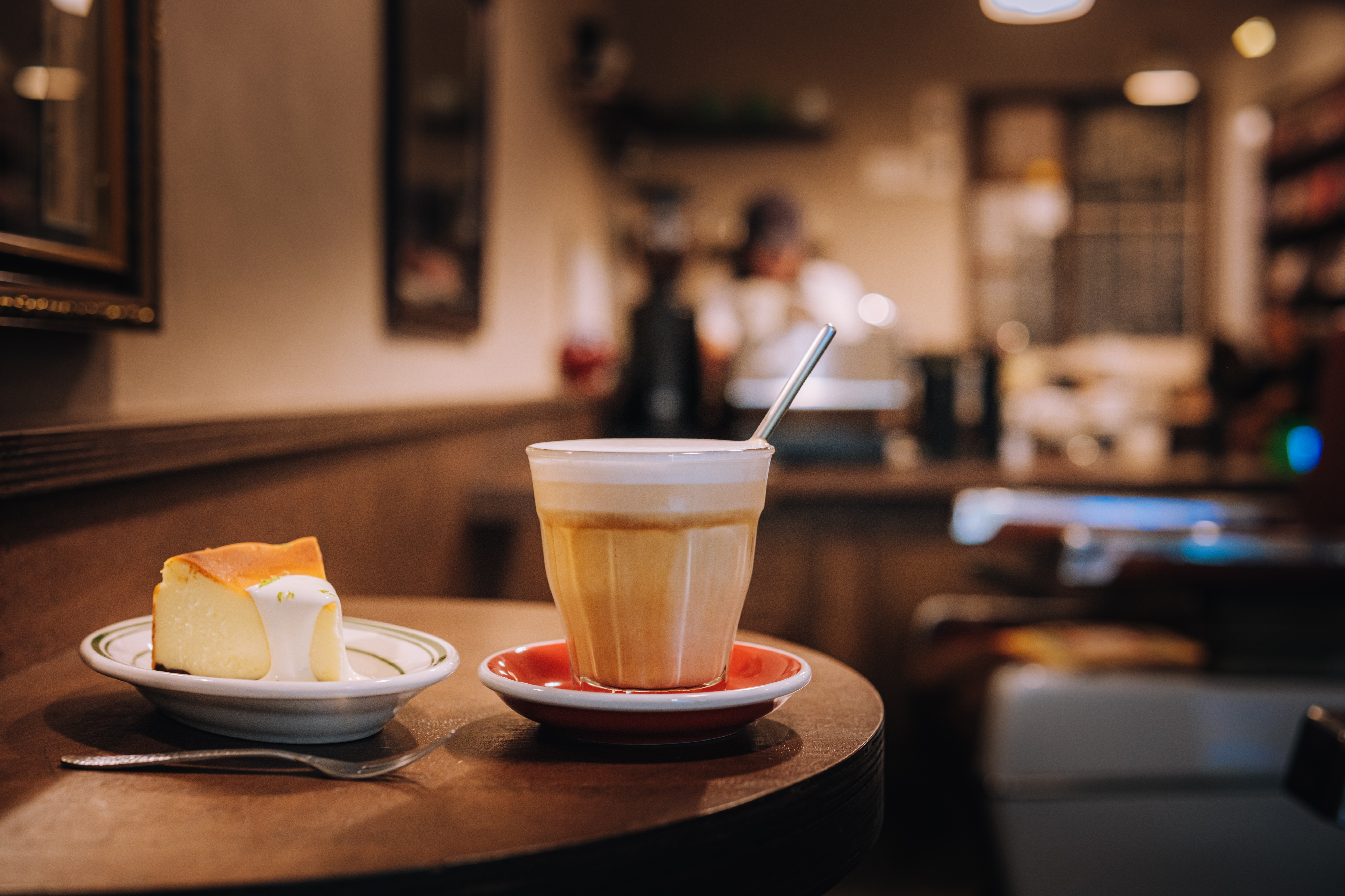 到理髮廳卻是喝咖啡吃甜點，體驗與眾不同的懷舊氛圍。