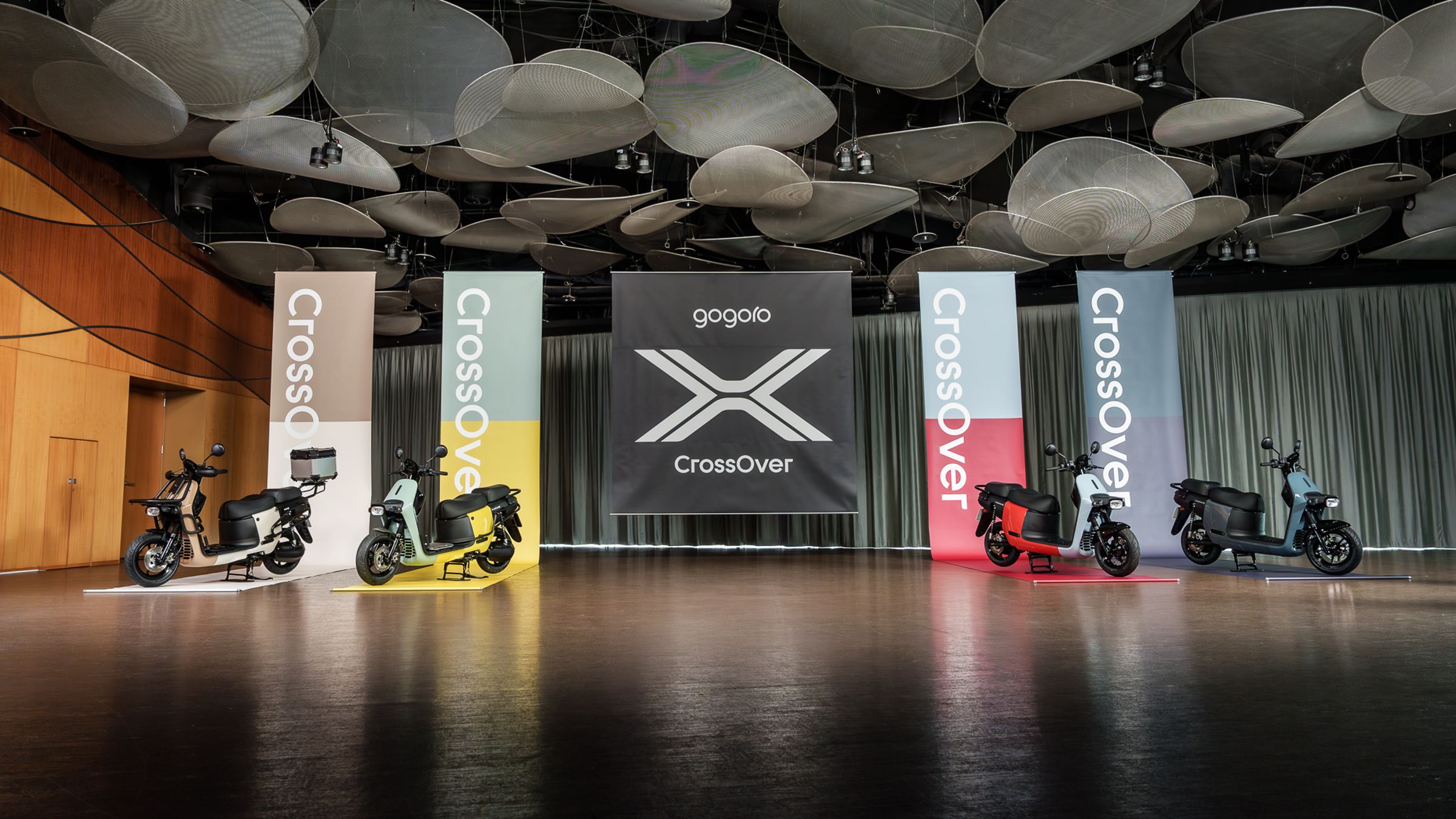 Gogoro CrossOver 提供「沙地白、夜嵐灰」兩色，Gogoro CrossOver S 提供「迷霧紅、山岳黃、沙地白、夜嵐灰」四色，每款均以搶眼的撞色車殼，象徵跨越不同生活型態的精彩樣貌。