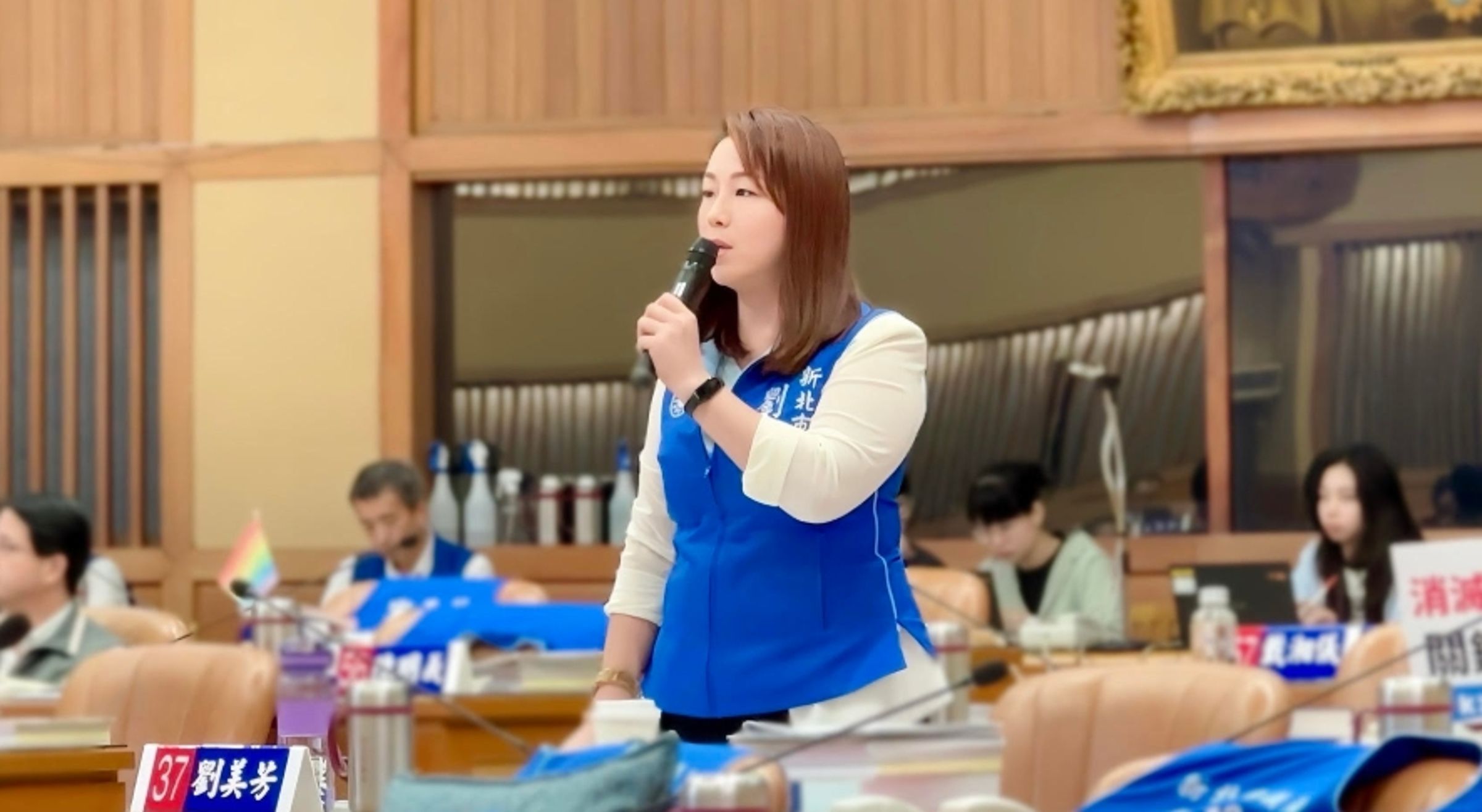 新北市議員劉美芳為重機族爭取停車格,市府允諾最快8月試辦共用格位計畫。(劉美芳服務處提供)