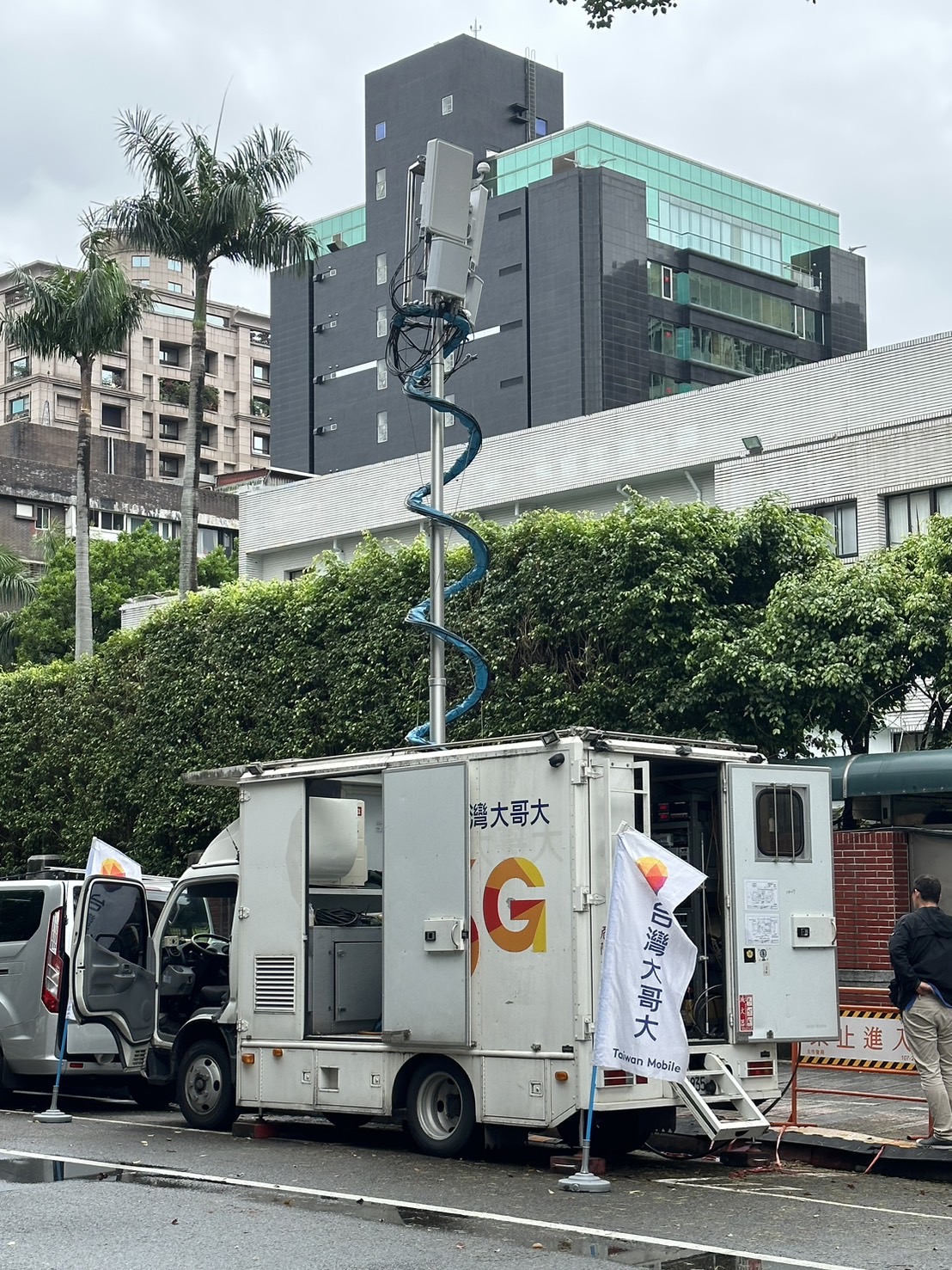 賴士葆指出，包括17、21、24、28日等群眾抗議的日子，中華電、台哥大都出動多台行動基地車到立法院附近。（賴士葆國會辦公室提供）