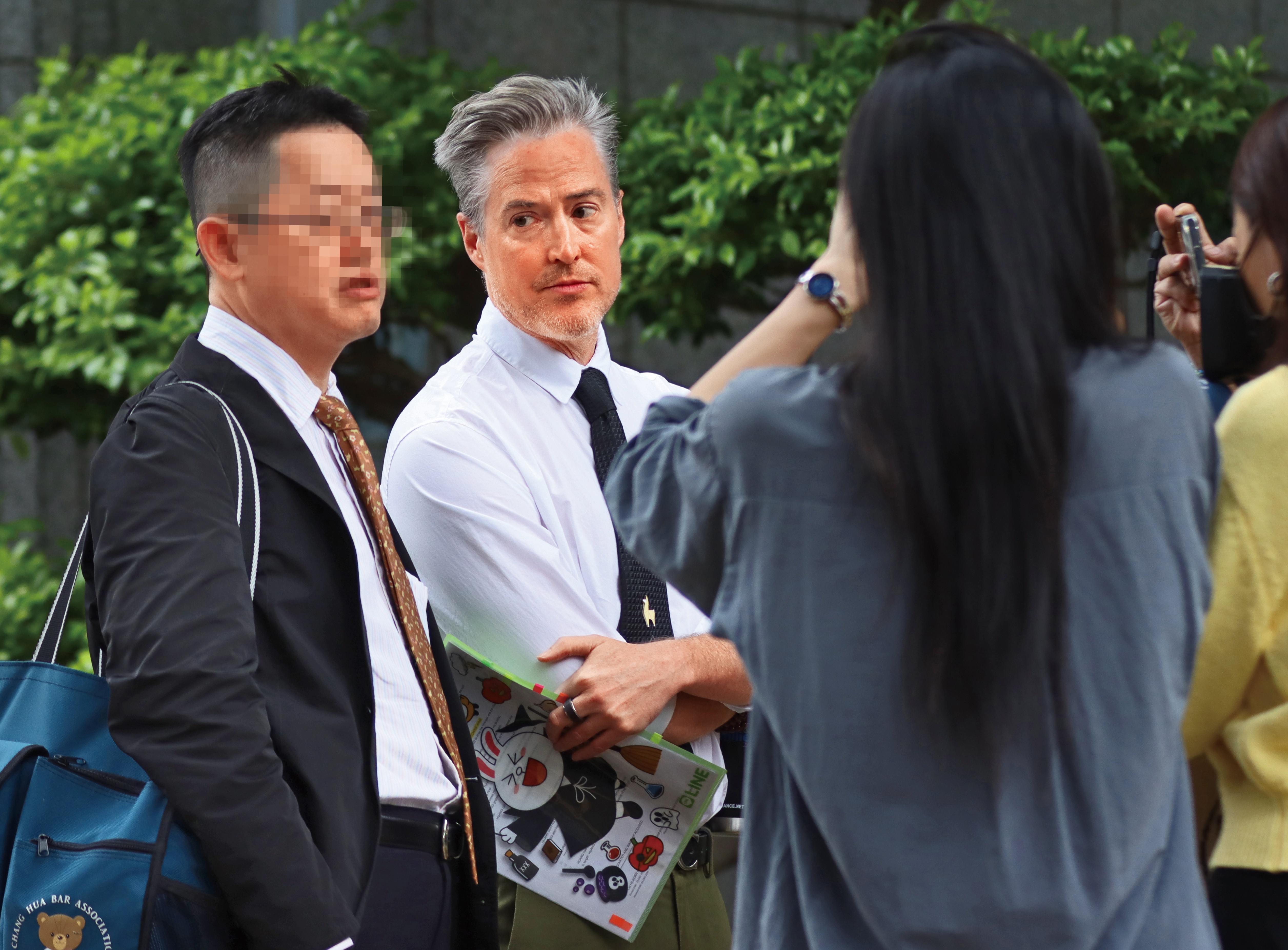 據悉,之前因離婚官司卡關,夏克立(左二)已經換了新律師。