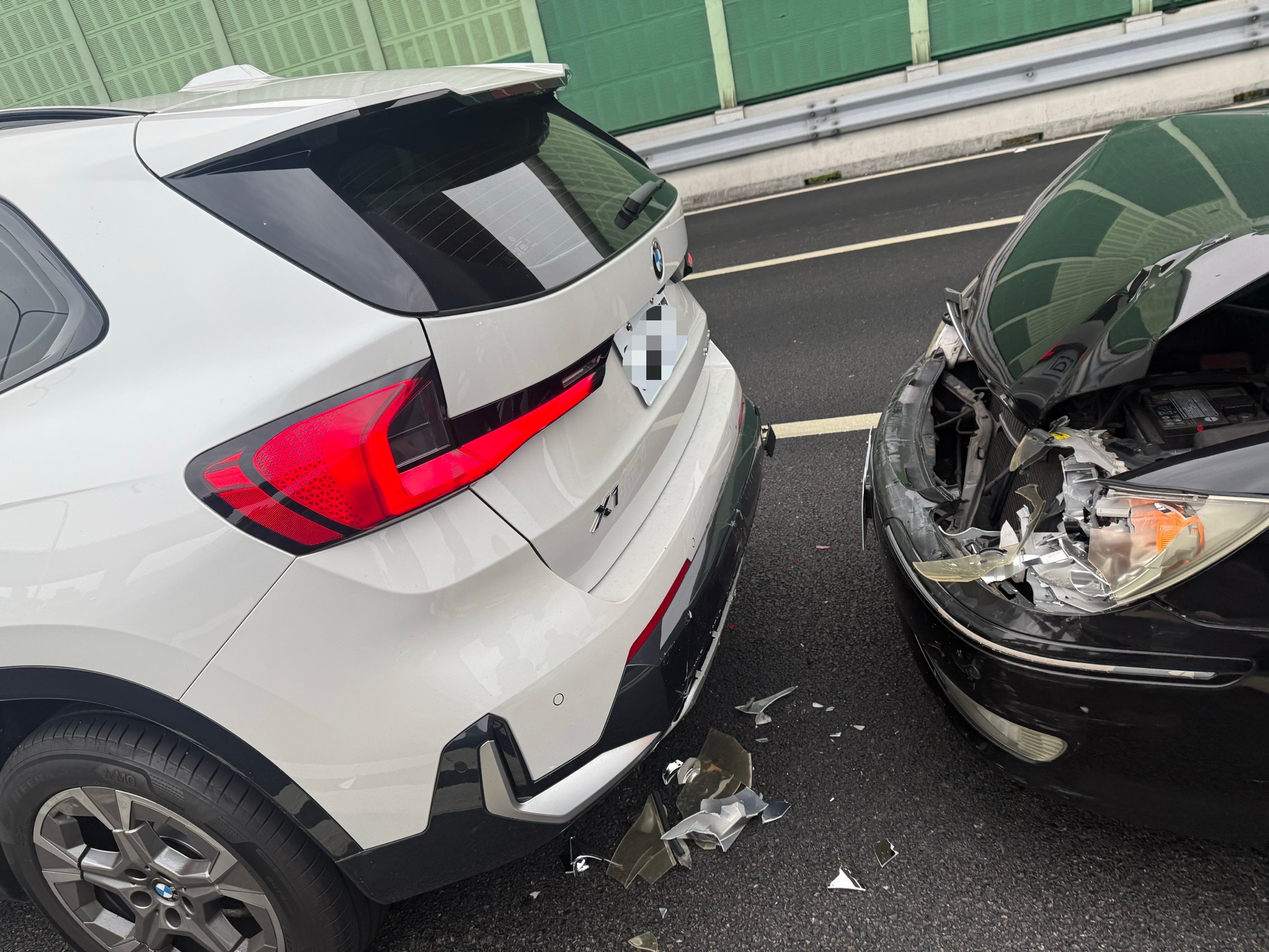 徐千京日前在高速公路塞車靜止時，突遭後方車輛追撞，所幸人平安無大礙。（民視提供）