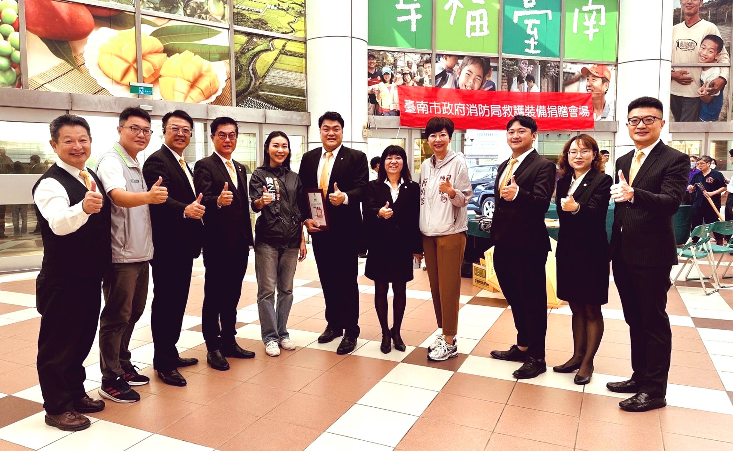 台南市議員陳怡珍（右圖4）、曾之婕（左圖5）、陳皇宇（左圖2）也現身肯定其民間企業的慷慨捐贈。