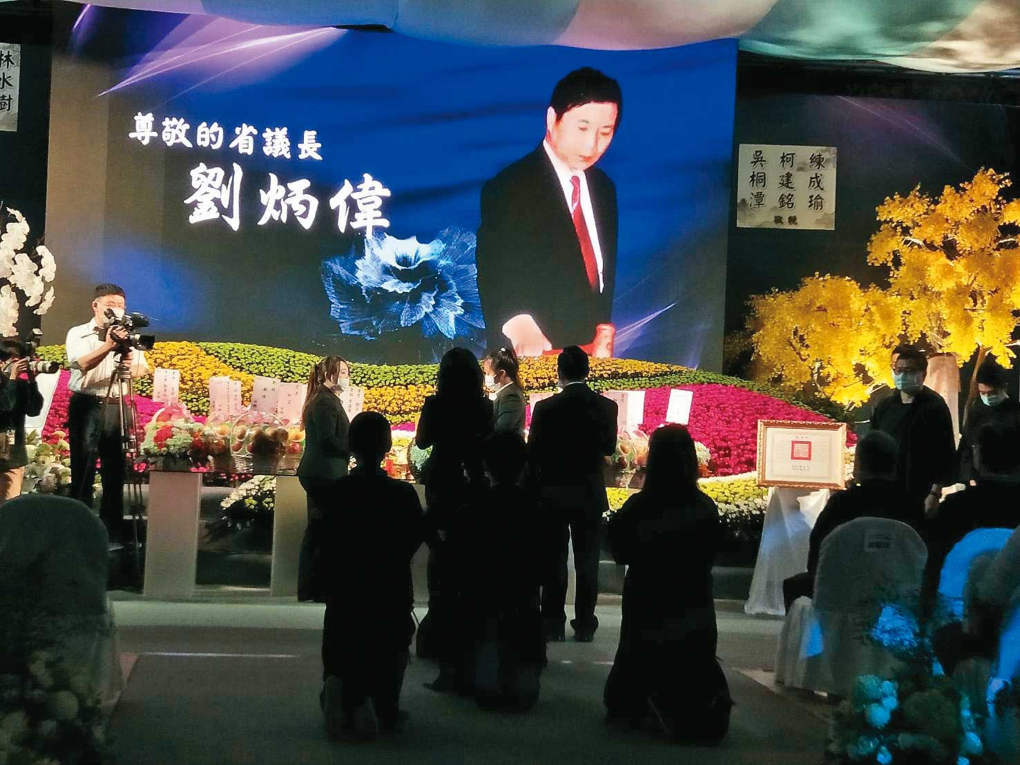 前台灣省議長劉炳偉2020年往生，他生前曾背書簽名見證弟弟劉炳中向林金龍借款12億元。（翻攝劉美芳臉書）