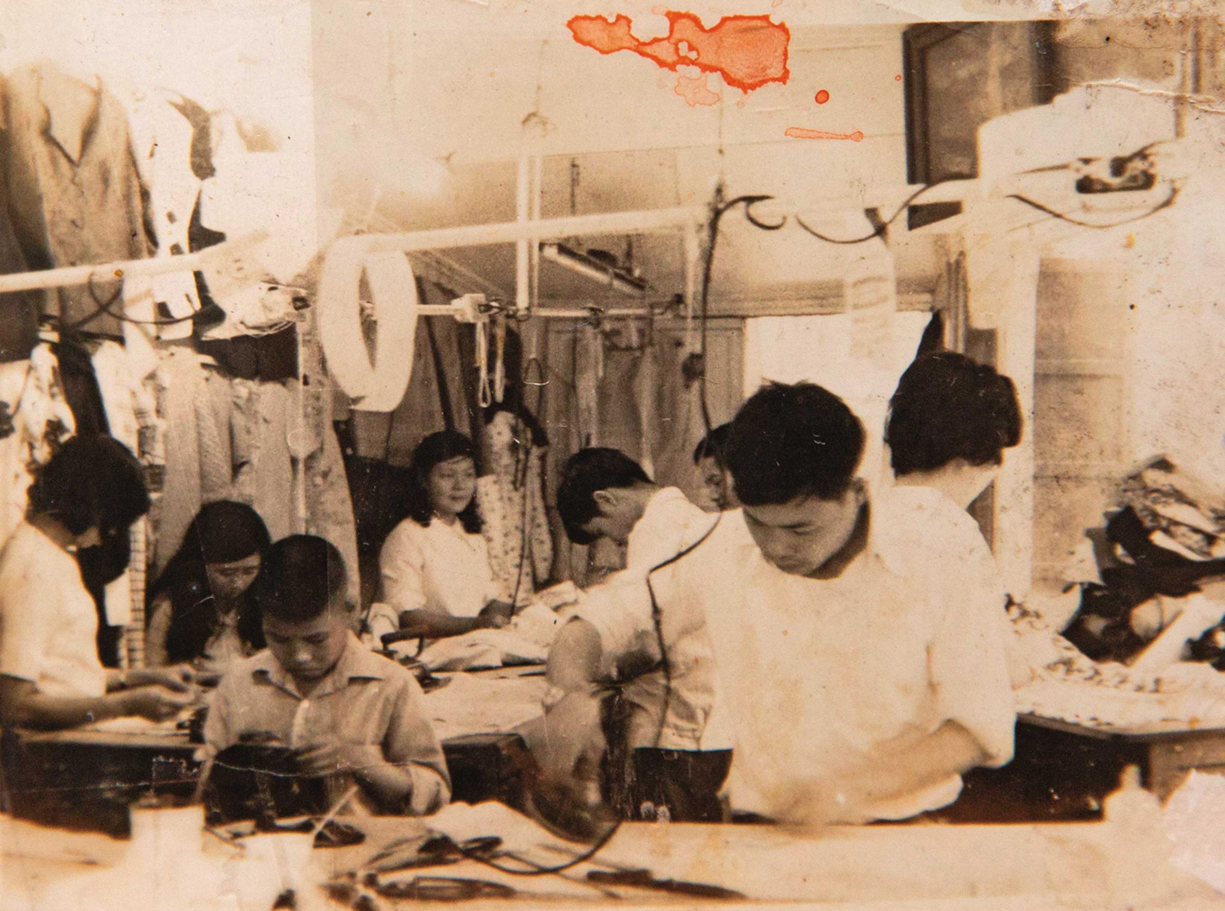1960年代玉鳳旗袍生意正好，店裡有二十多名師傅，也有小學徒。（陳忠信提供）