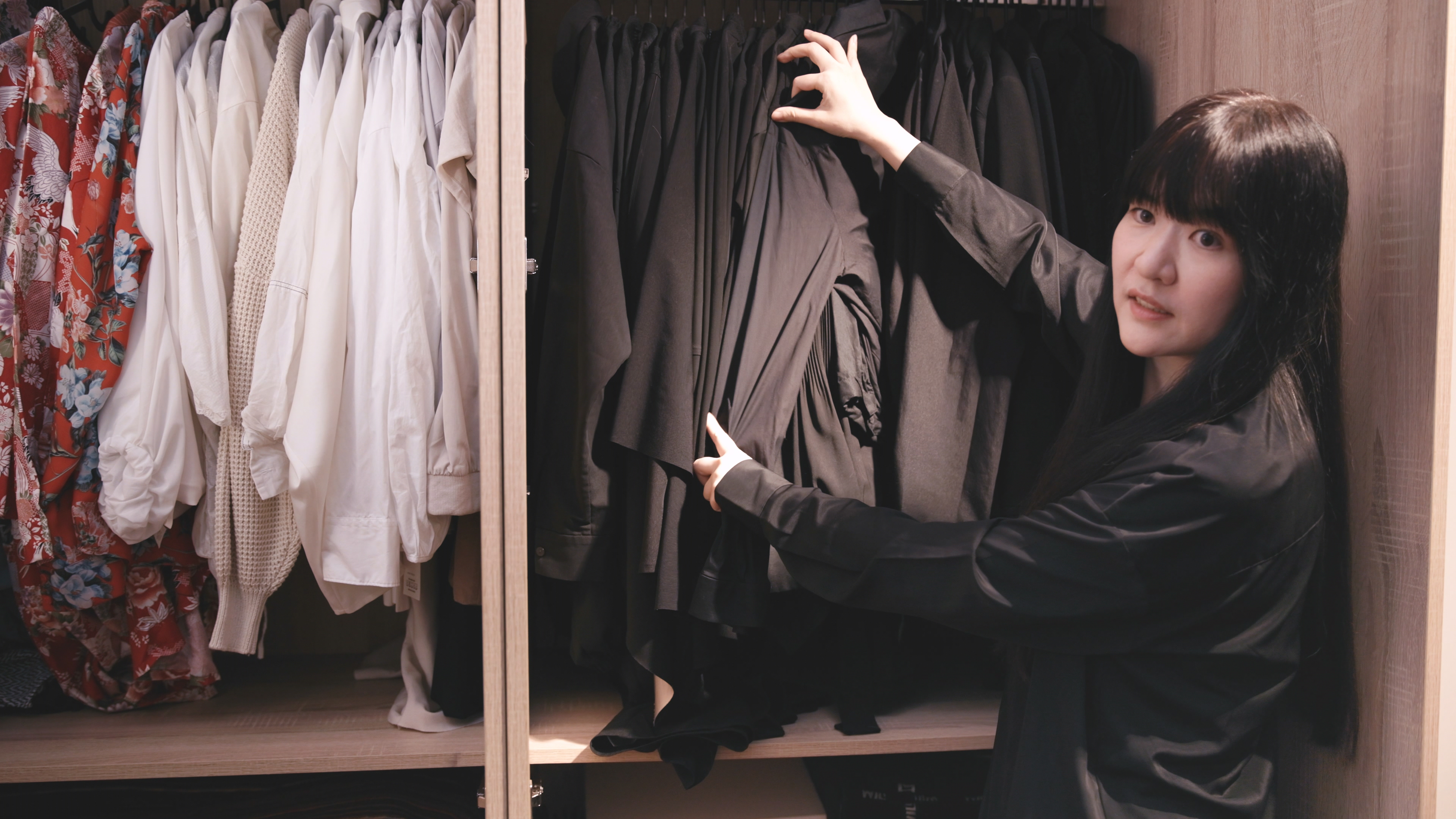 陽明交通大學建築所副教授曾令理大方開箱自己的衣櫃。（公視提供）