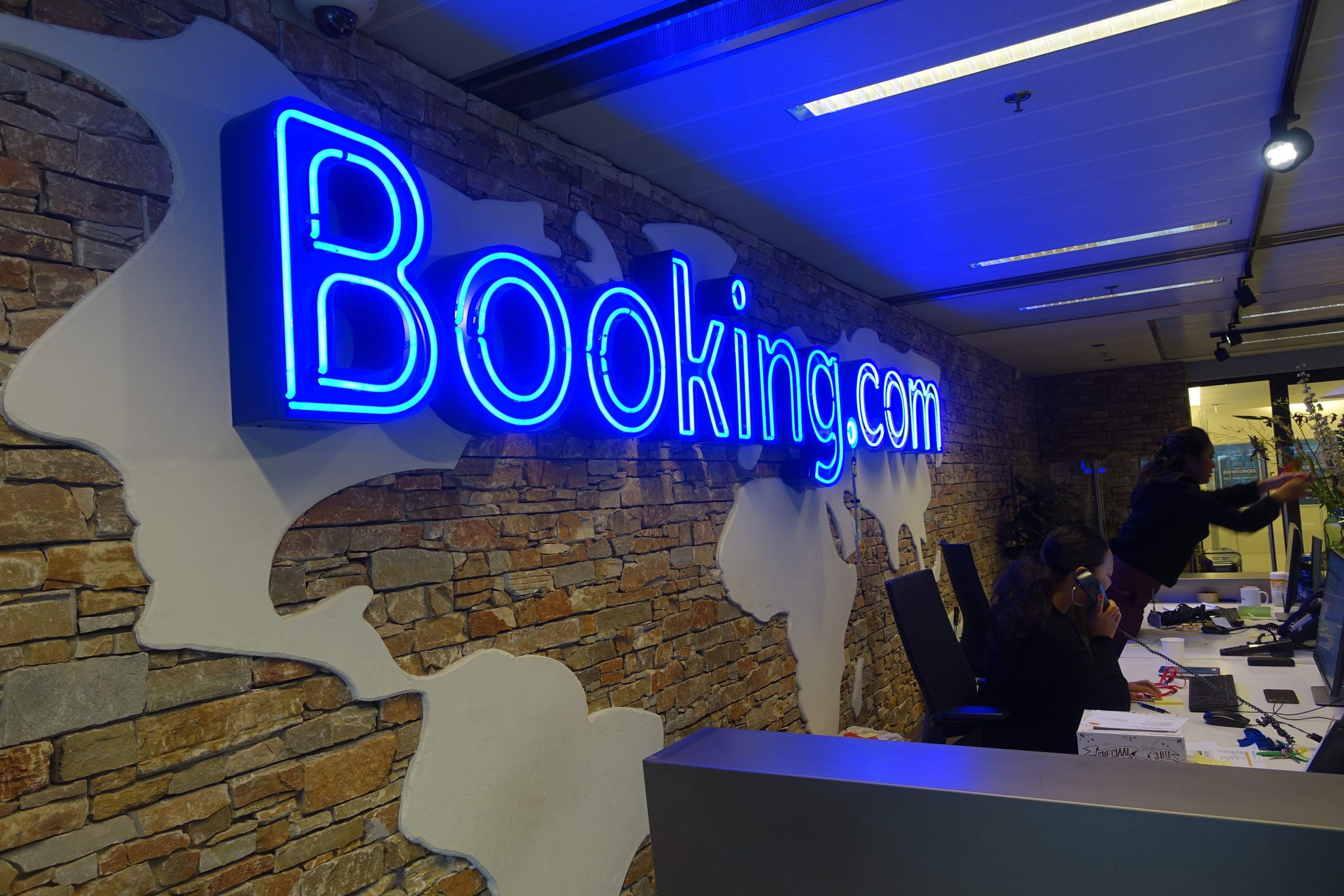 Booking.com 用戶快看！收到這類簡訊恐遭盜刷，日本10大名店急發警告。（翻自travelvoice.jp）