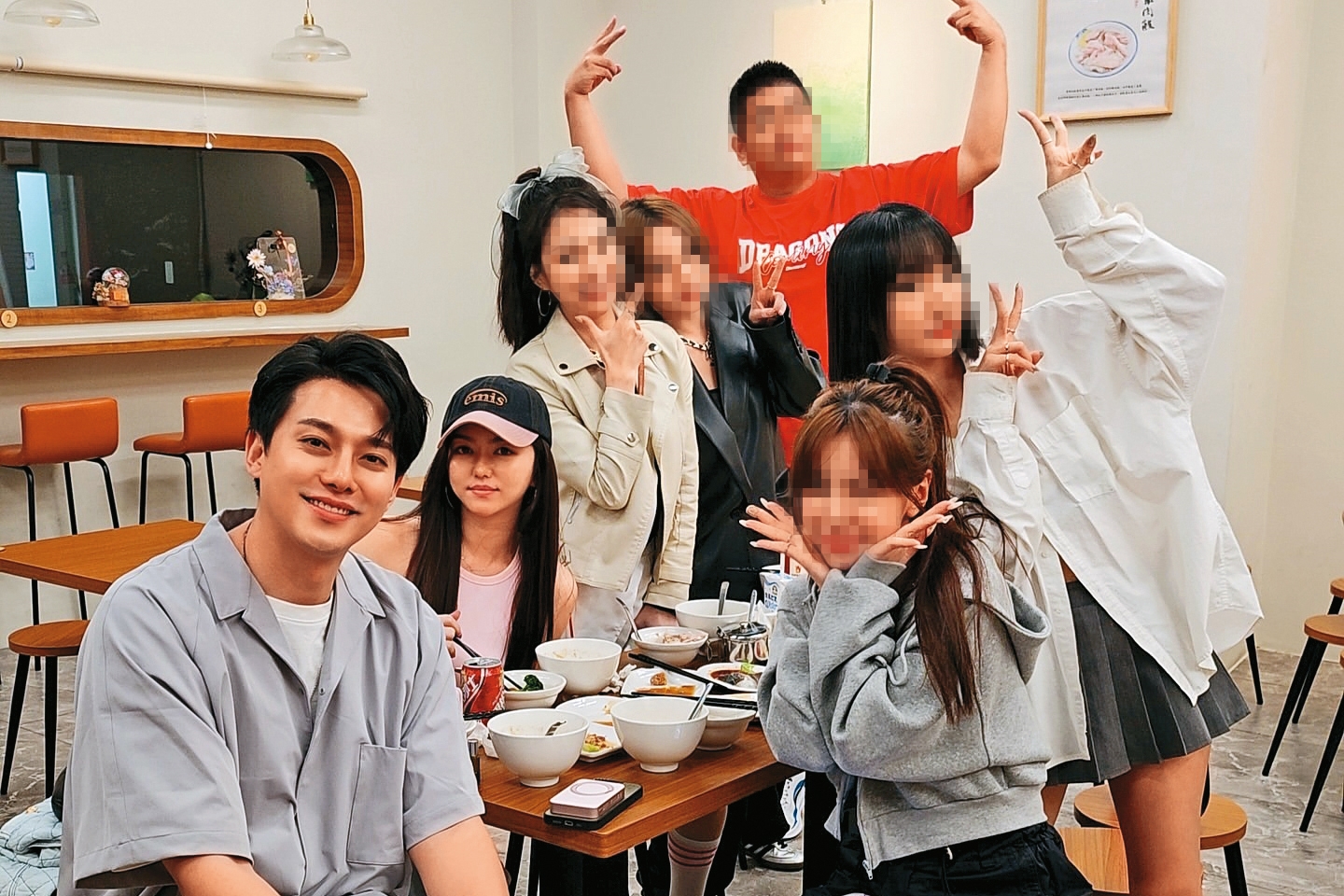 李唯楓（左一）認愛Min（左二）後，兩人經常攜手參與出席聚會。（翻攝自李唯楓IG)