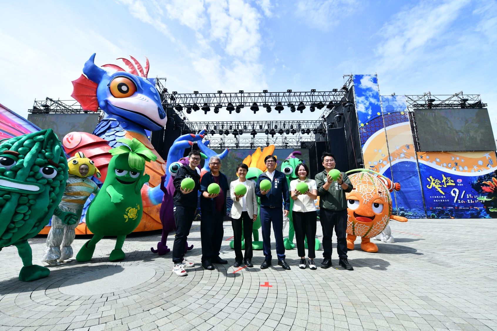 《燈怪》高雄場將於9月19日至21日登場，紙風車劇團與客家委員會攜手打造巨型「燈燈國王」與15隻萌偶角色，邀大小朋友一同走進奇幻童話宇宙。（紙風車劇團提供）