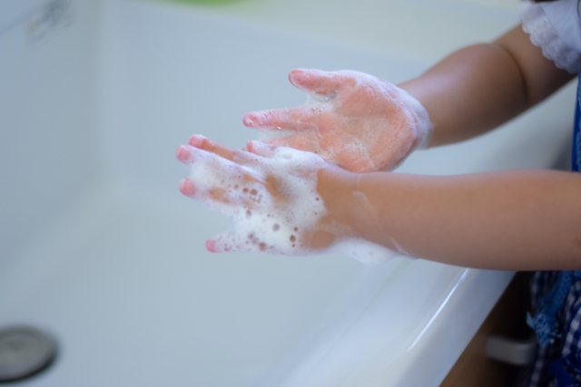 預防腸病毒，幼童須確實以「濕、搓、沖、捧、擦」5步驟以肥皂正確勤洗手。（示意圖，photoAC）