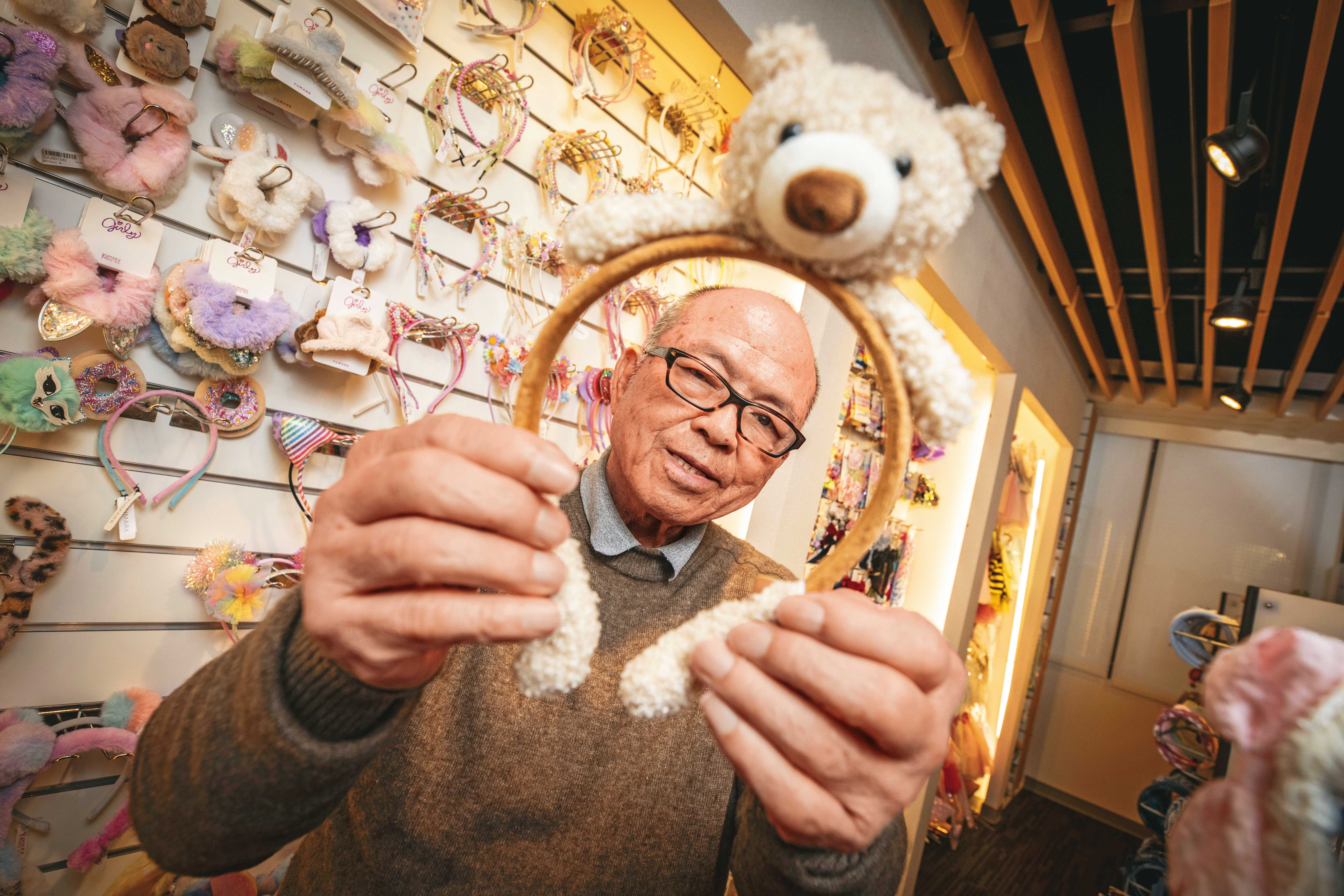 志邦企業董事長陳明宏將髮飾變成一門生意,打造年營收近40億元的企業王國。