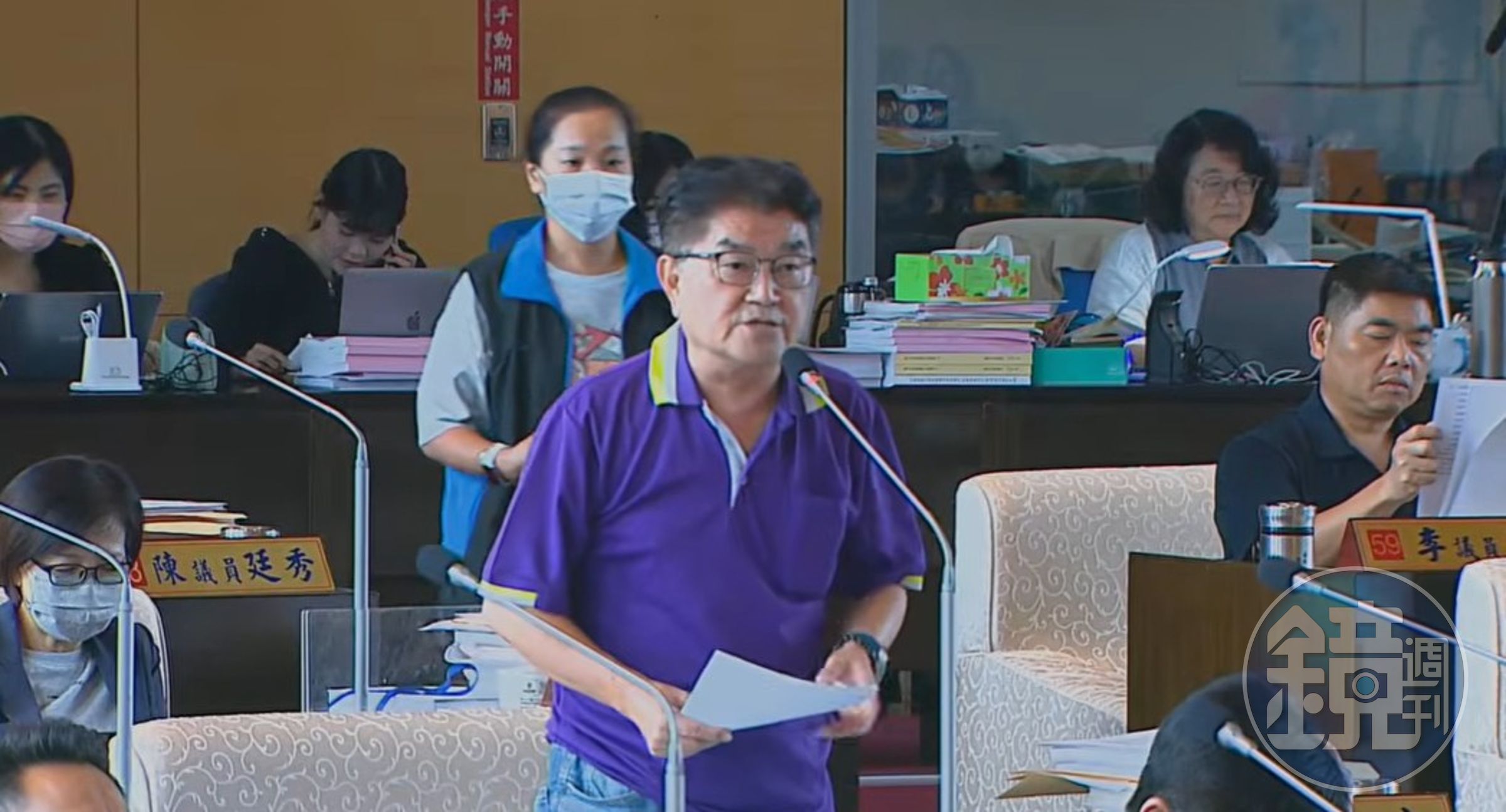 台中市議會國民黨團書記長李中提出臨時動議,要求提出拆除時程後,市府才能發給許可證。(鄧玉瑩攝影)