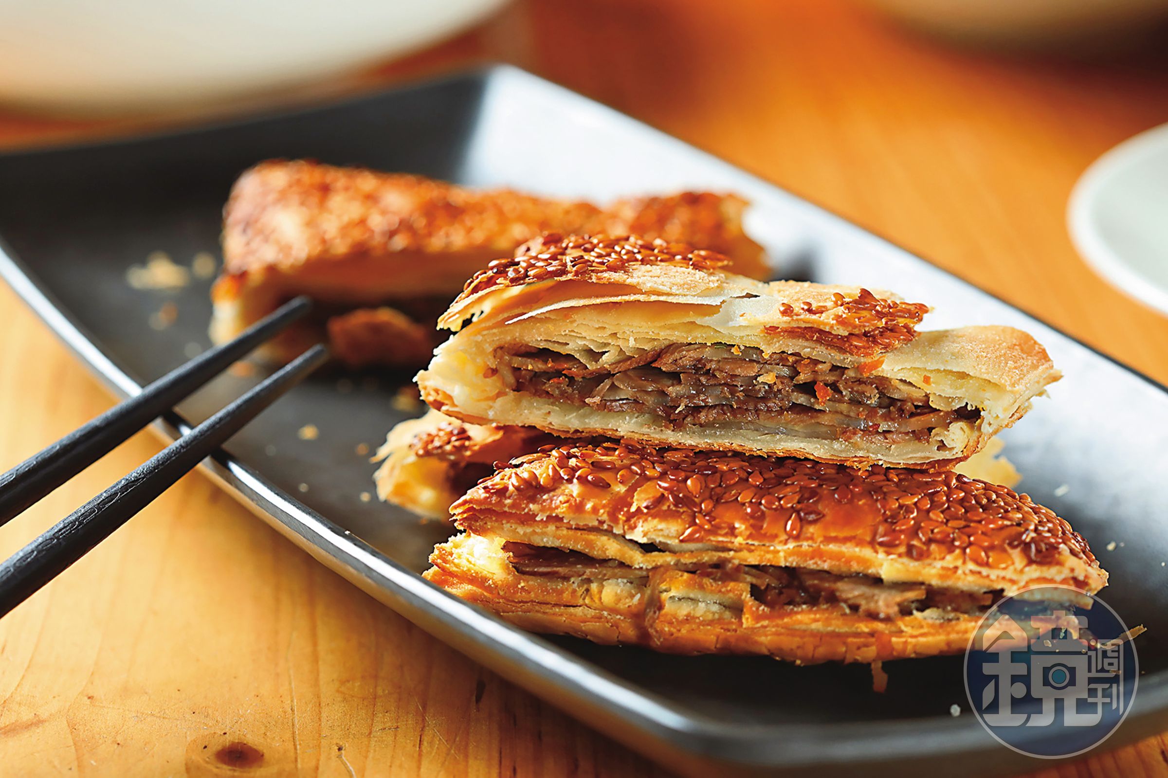 撒上滿滿芝麻的「牛肉燒餅」，在香酥餅皮內夾入五香醬牛肉。（160元／份）
